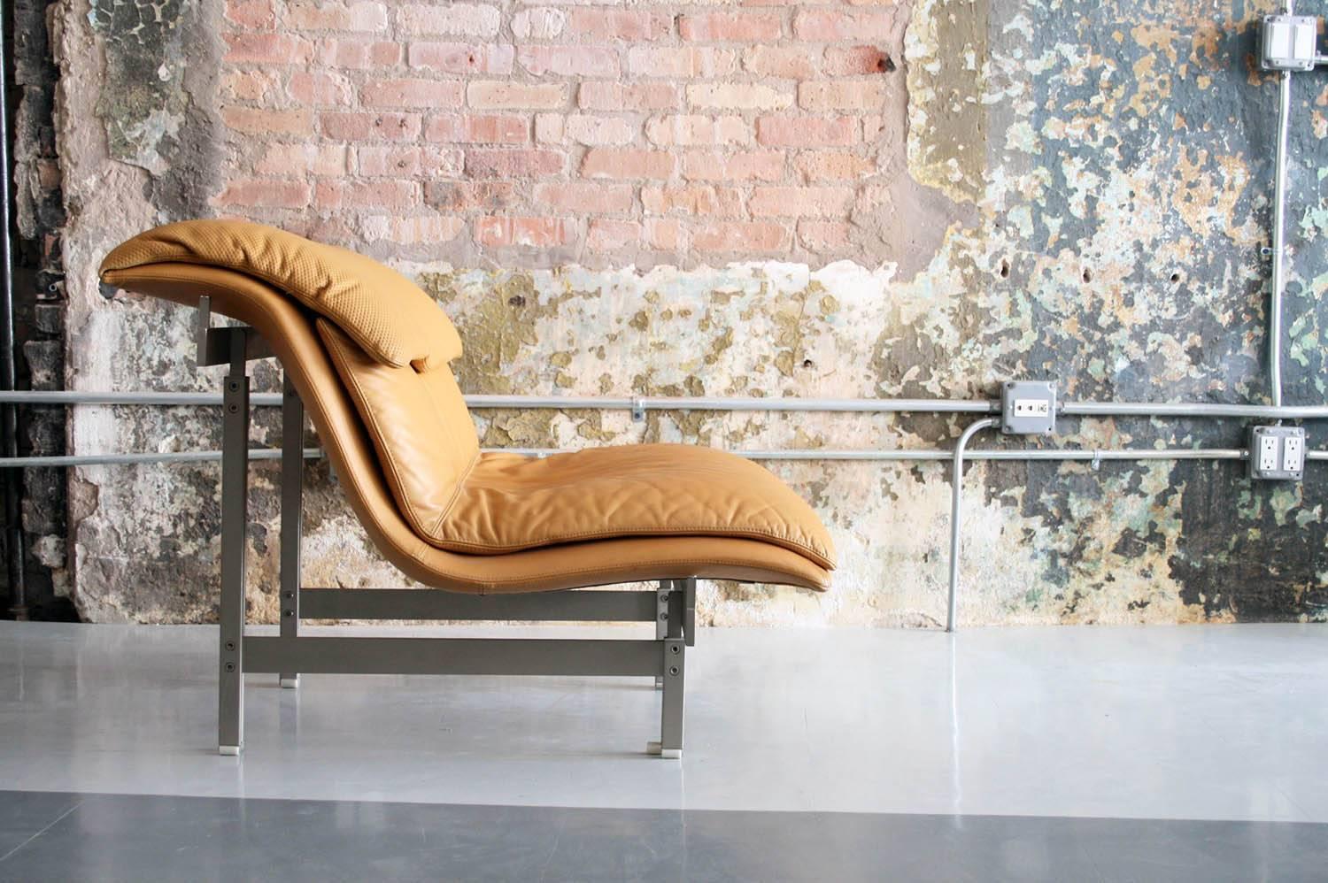 Giovanni Offredi Onda lounge chair in original leather for Saporiti Italia. Original leather is in excellent condition. Signed in fabric and labeled.