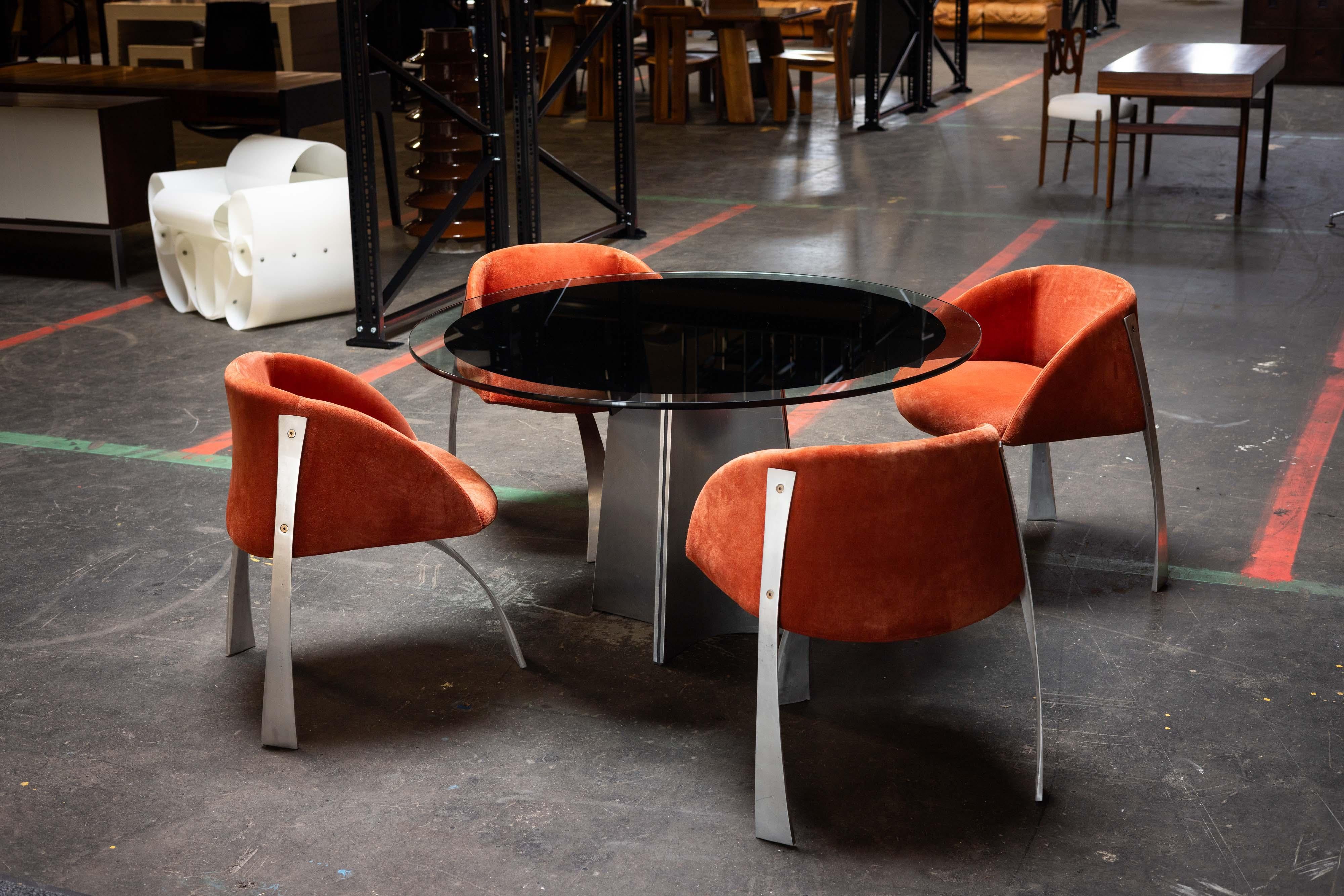 Queste sedie da pranzo Model P80, disegnate da Giovanni Offredi e prodotte da Saporiti Italia nel 1973, sono un esempio lampante del design italiano di metà secolo. Le sedie sono dotate di piedini in acciaio fuso lucidati, con una forma distinta e