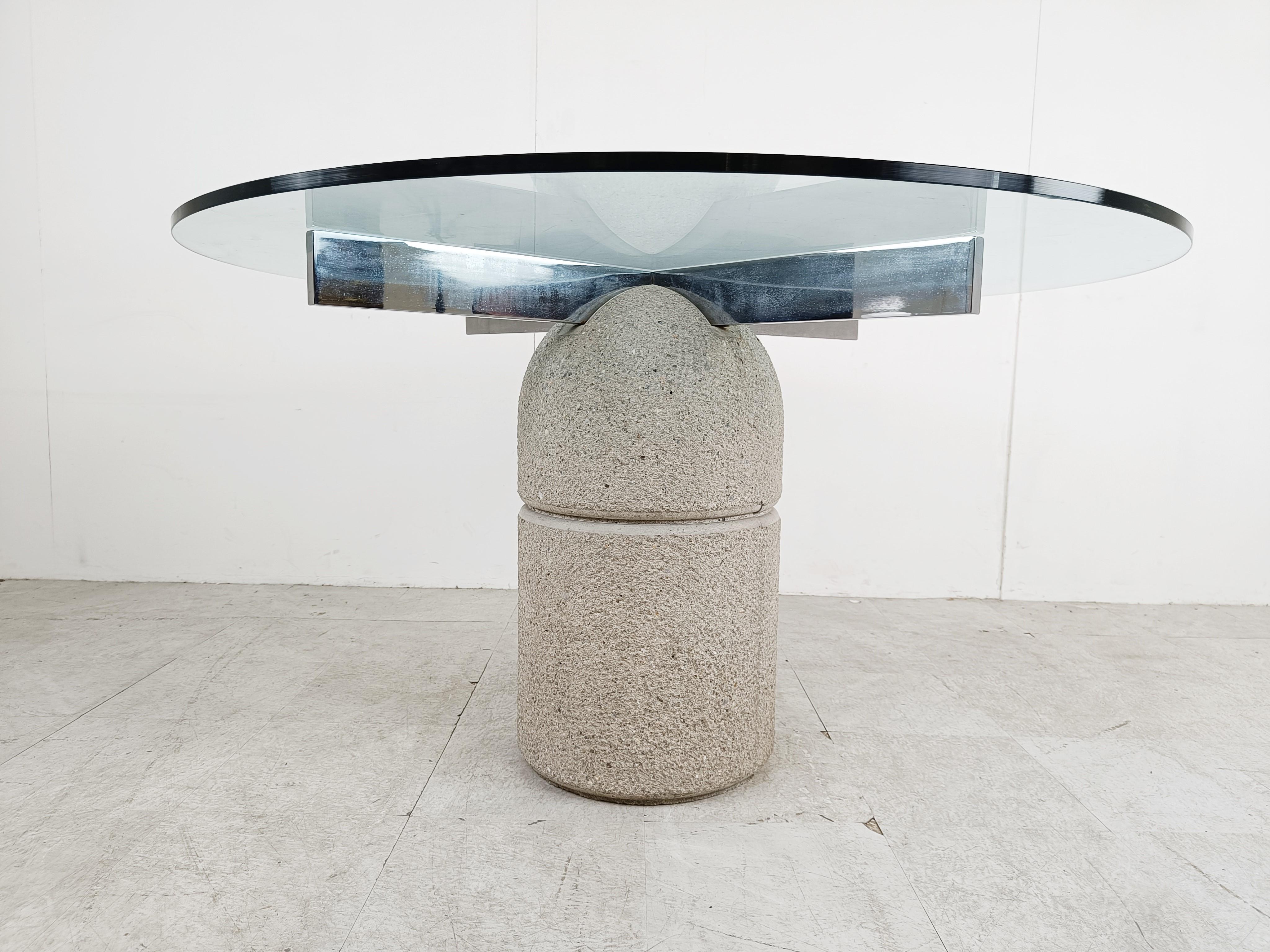 Table centrale ou de salle à manger en béton et chrome conçue par Giovanni Offredi pour Saporiti Italie modèle 'Paracarro'.

Le verre sur les images est un exemple, nous incluons un nouveau verre comme indiqué, mais pour des tailles de verre