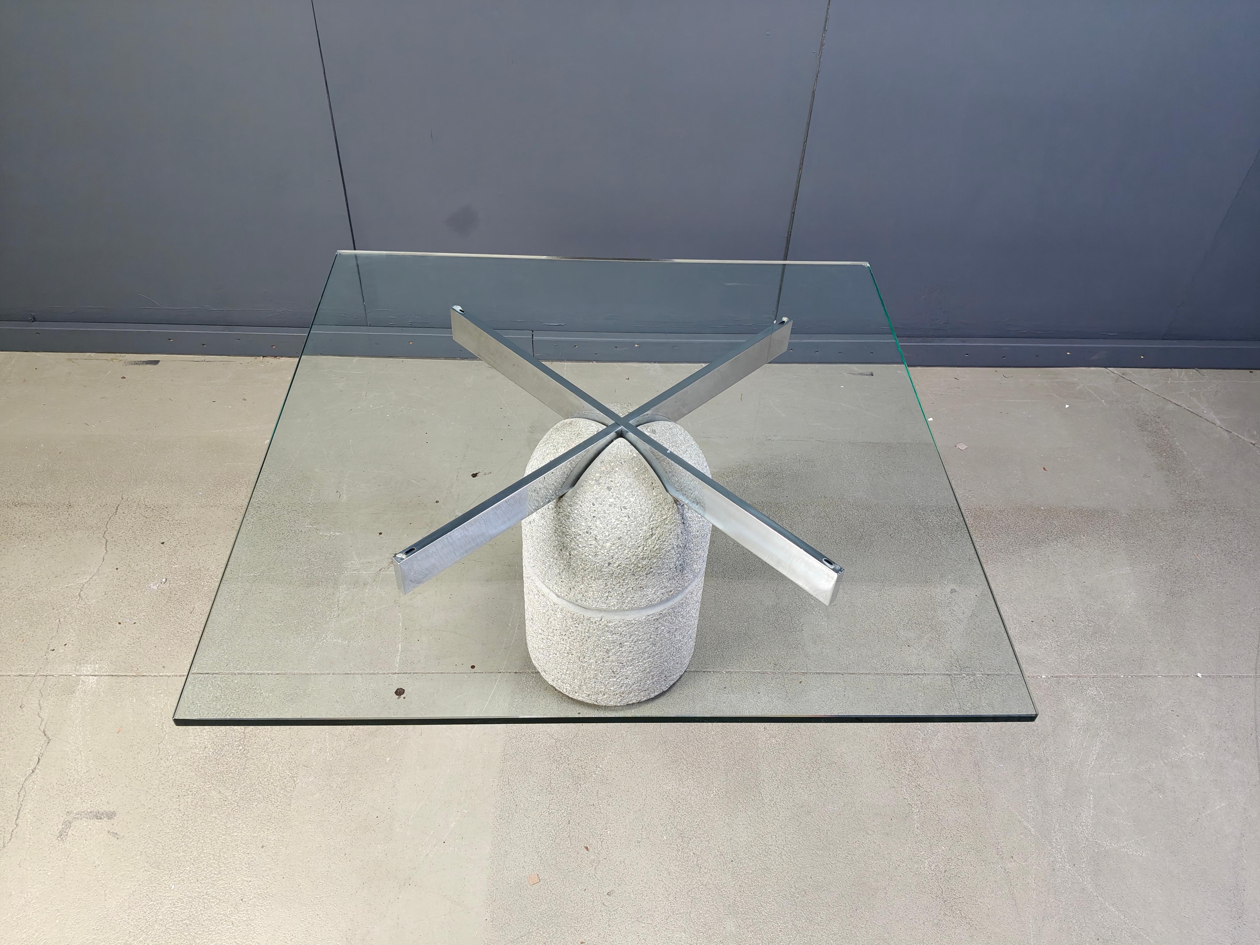 Table centrale ou de salle à manger en béton et chrome conçue par Giovanni Offredi pour Saporiti Italie modèle 'Paracarro'.

Le verre sur les images est un exemple, il a un petit éclat, nous incluons un nouveau verre sur demande.

La base est en