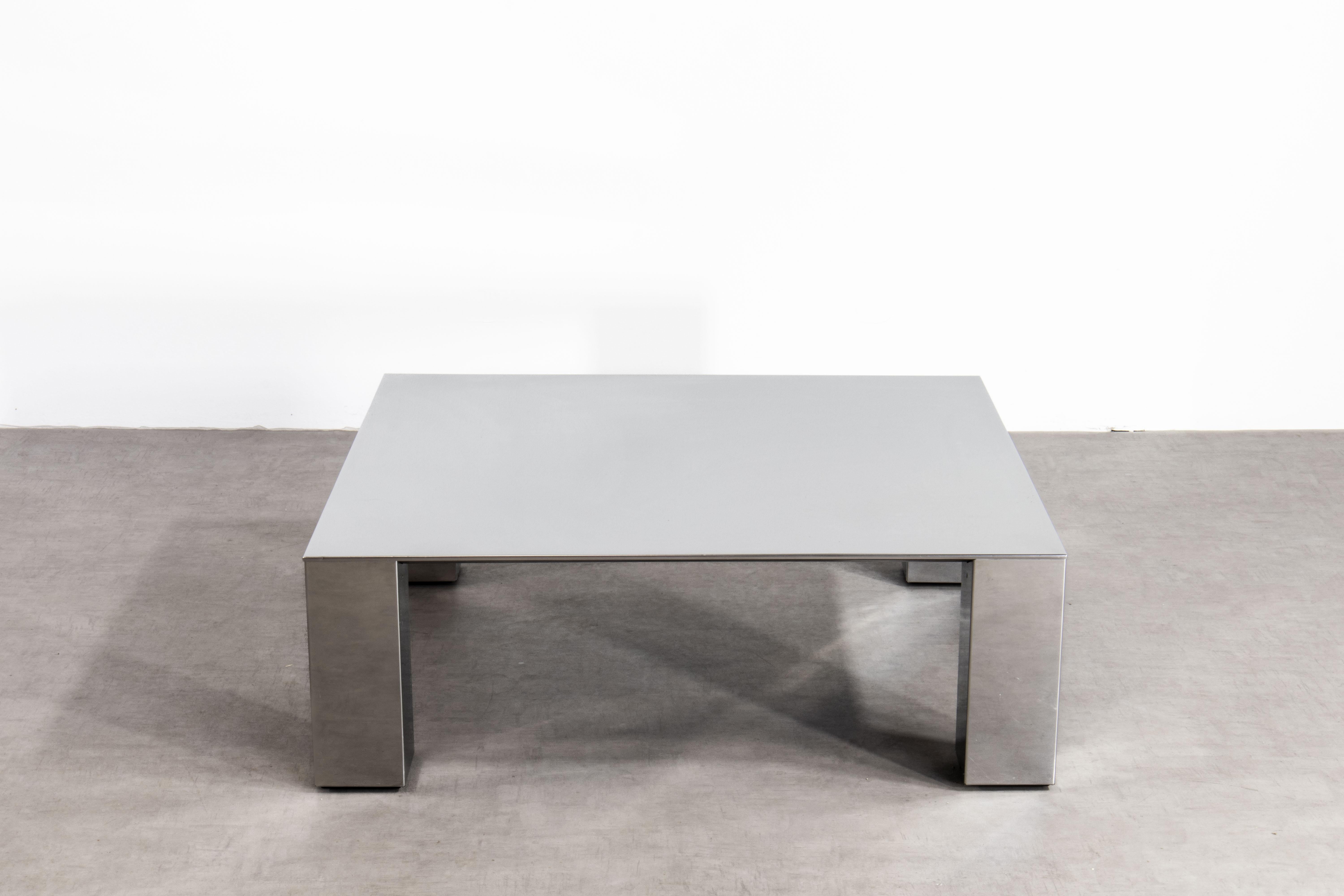 Giovanni Offredi a conçu une table basse en acier inoxydable poli pour Steele. Le nom du modèle est 