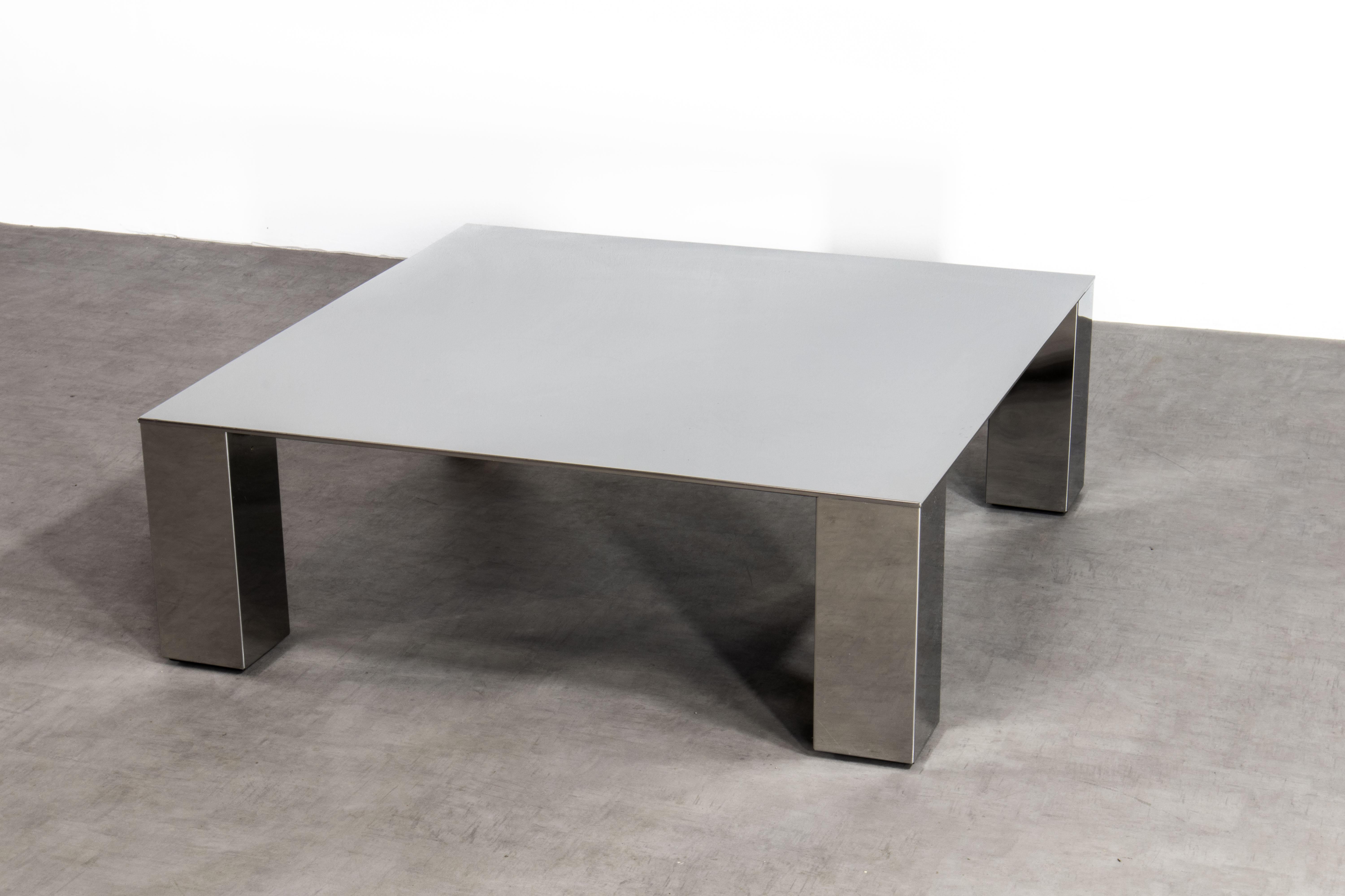 Postmoderne Giovanni Offredi Table basse en acier poli 