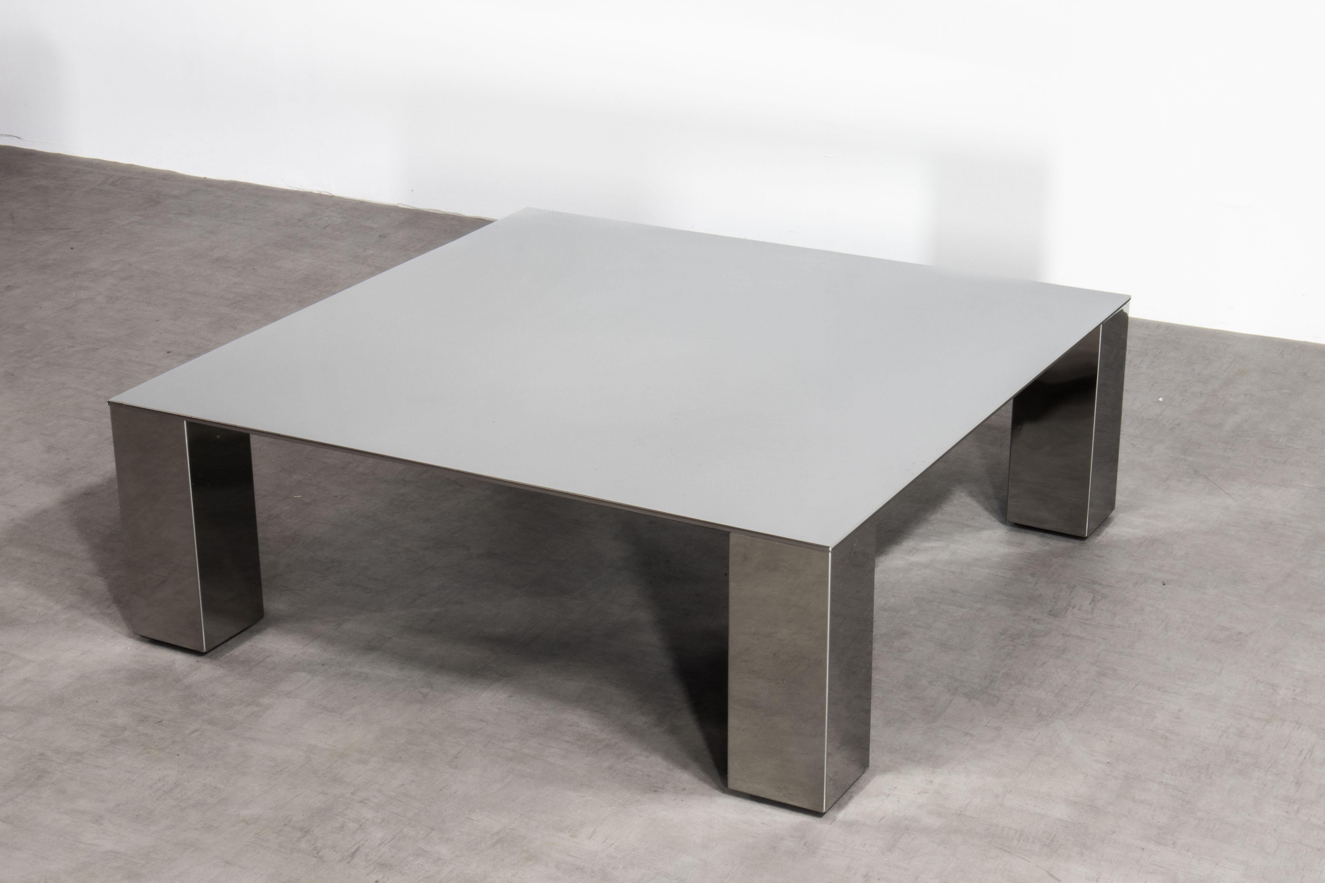italien Giovanni Offredi Table basse en acier poli 