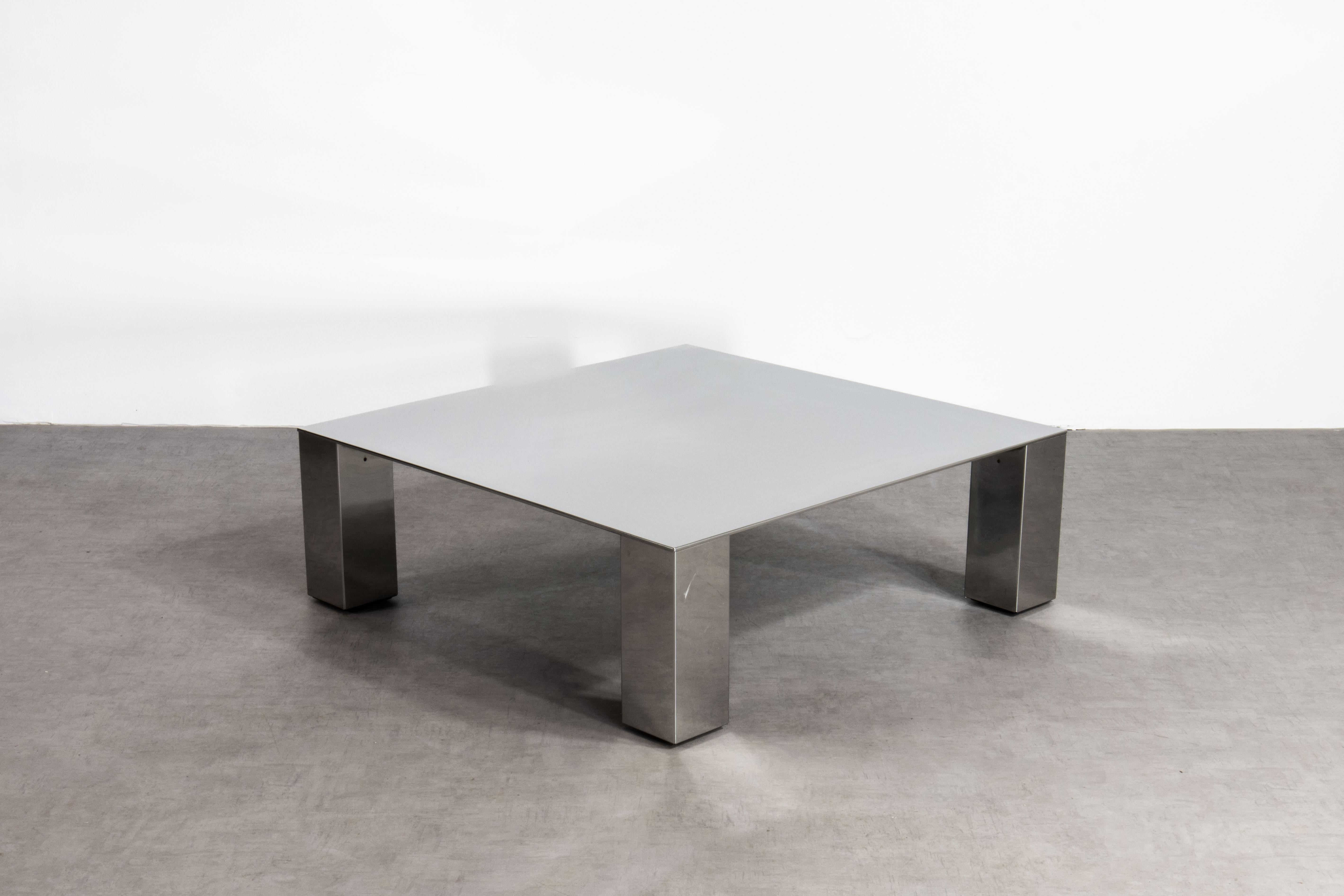 Giovanni Offredi Table basse en acier poli 