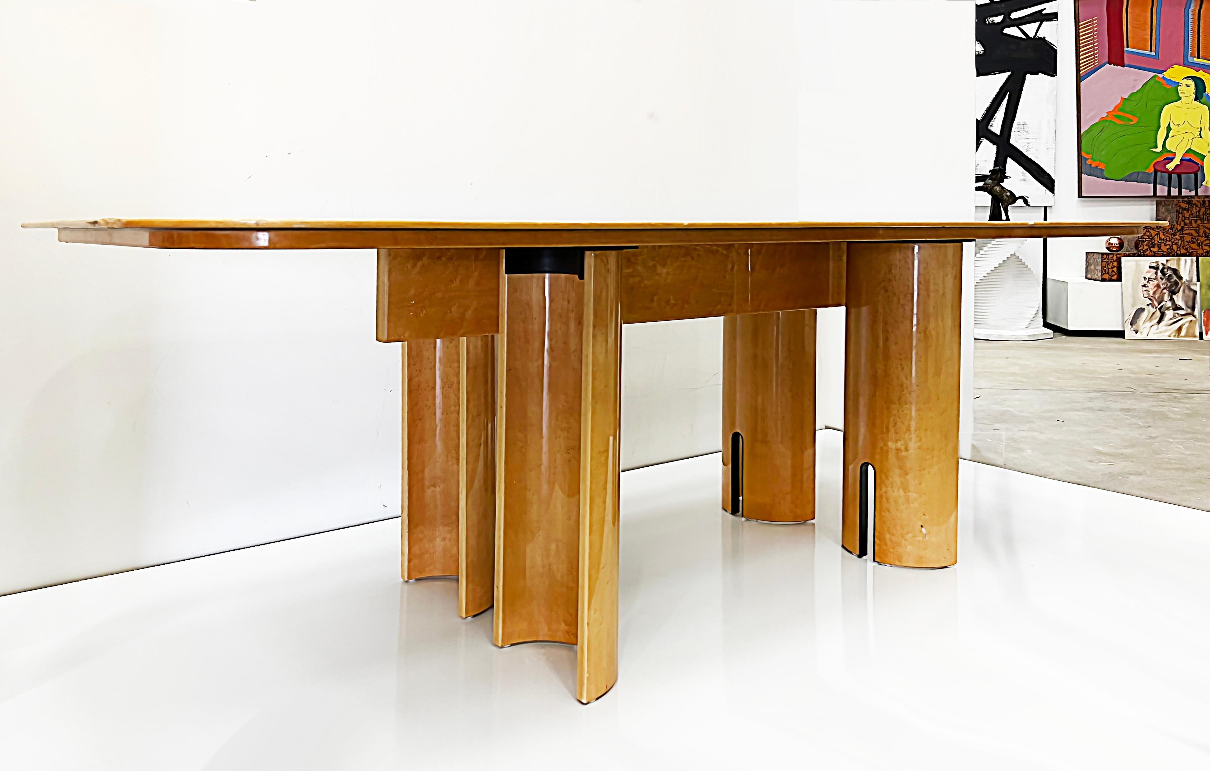 Giovanni Offredi Saporiti, Italy birdseye maple dining table.

Offered for sale is a circa 1980s Giovanni Offredi for Saporiti, Italy dining table. The table is constructed with a laminated birdseye maple rectangular top with rounded corners which