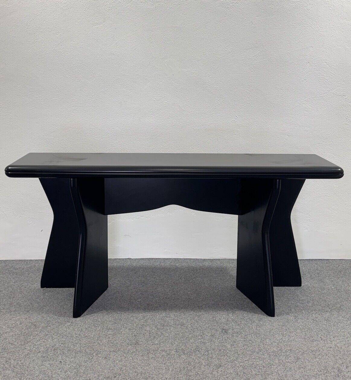 Im Stil von Giovanni Offredi für Saporiti Italia Book Tavolo Da Pranzo/ Consolle Design 1980er Jahre.

Vollständig aus schwarz lackiertem Holz gefertigt, verwandle ich die Konsole in einen Esstisch.

Der Artikel ist in einem sehr guten konservativen