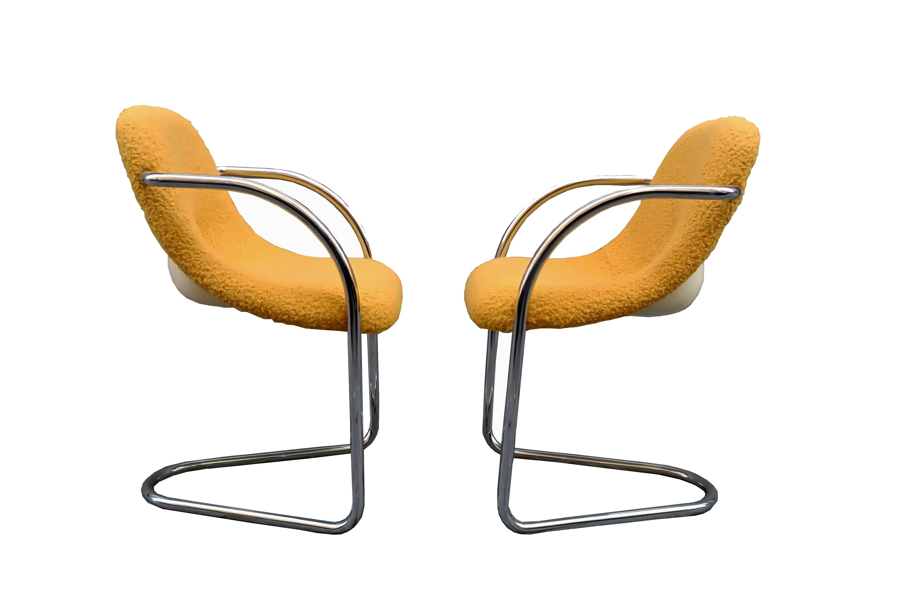 Merveilleuses chaises du milieu du siècle avec un cadre et des sièges en acier tubulaire.
Les chaises sont fabriquées dans un nouveau tissu jaune chaud 