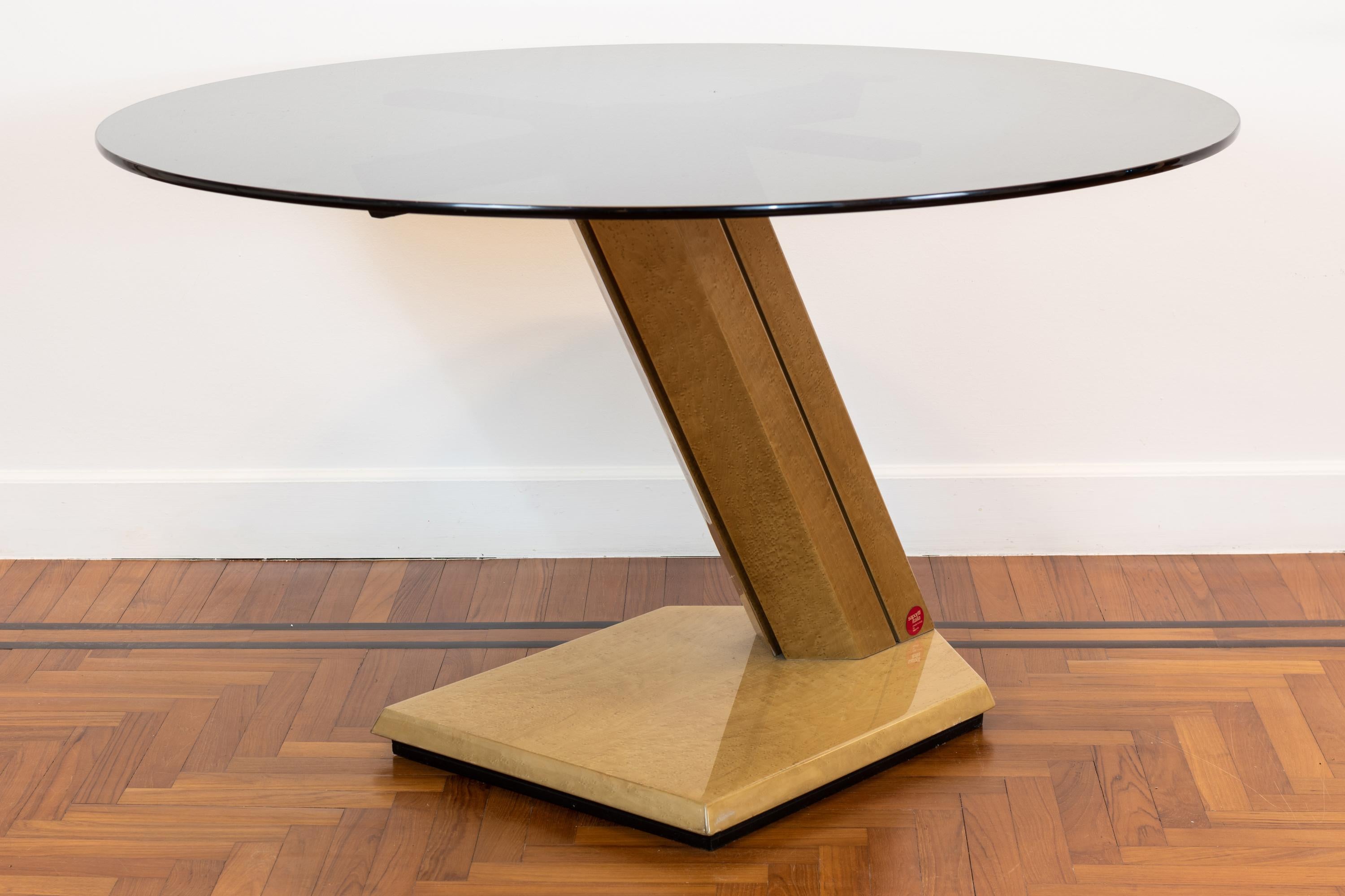 Sunny pedestal table with a structure in wood and a round-shaped tabletop in smoked glass, designed by Giovanni Offredi and manufactured by Saporiti during the 1970s.

Giovanni Offredi was a prominent Italian furniture and product designer of the