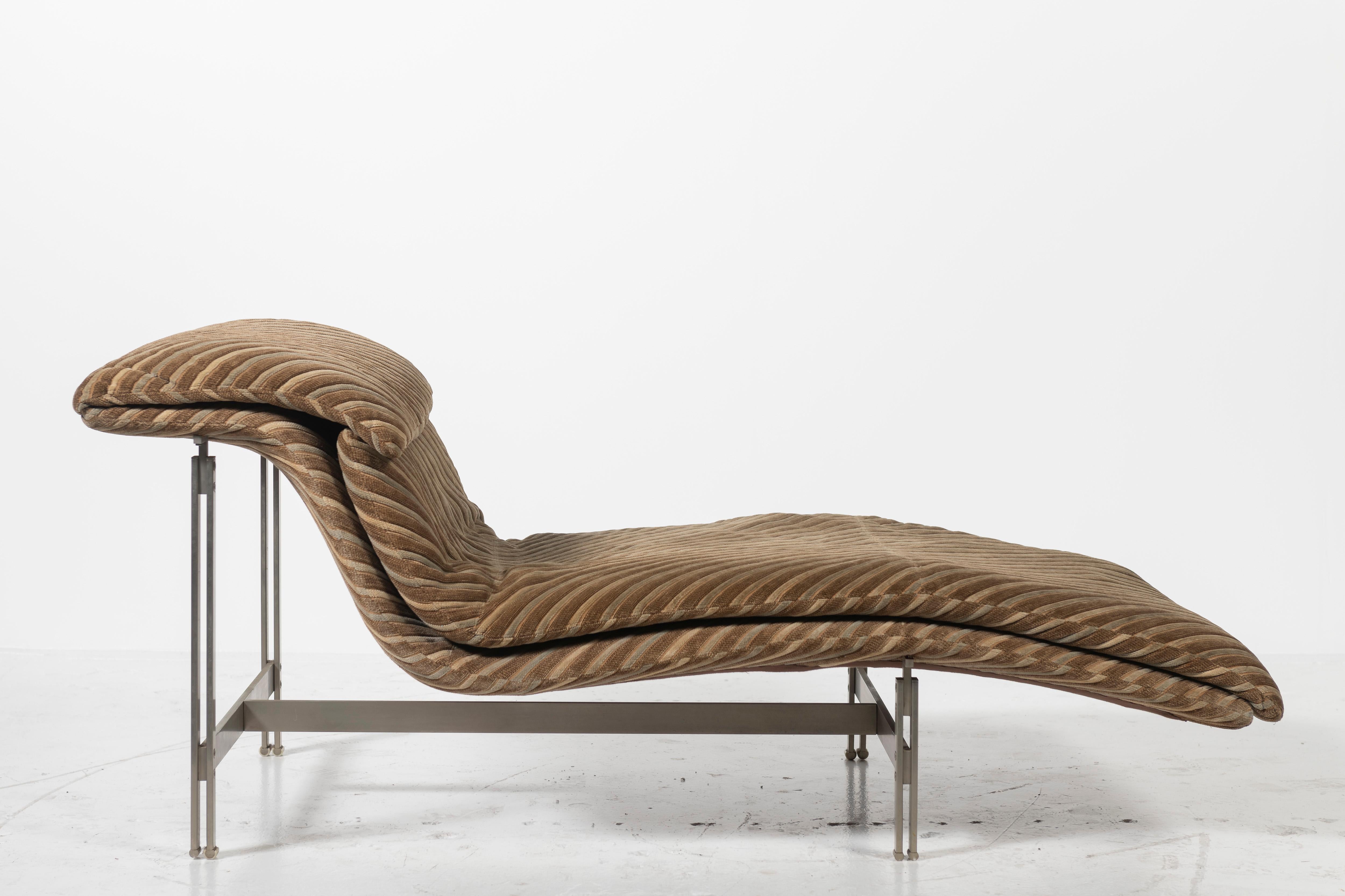 Iconic “Wave” chaise lounge designed by Giovanni Offredi for manufacturer Saporiti Italia. The signature is on the interior. With a steel brushed structure and upholstered cushion, this a a very comfortable seat. The modern shape of the lounge is