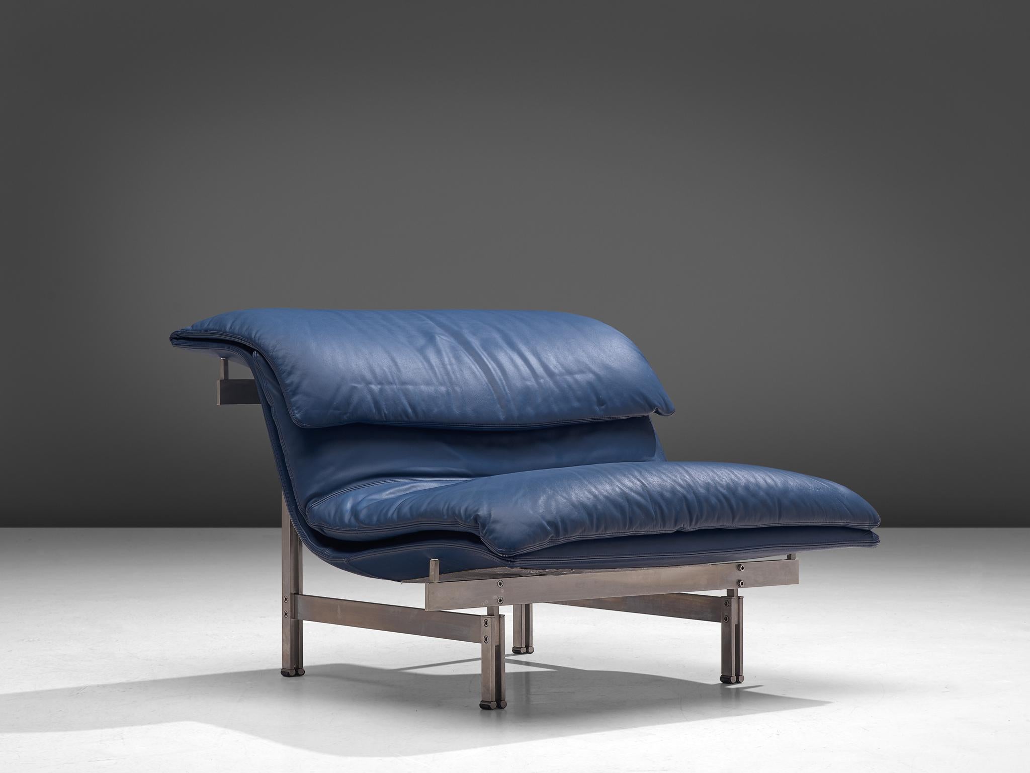 Giovanni Offredi for Saporiti, lounge chair, dark blue leather, steel frame, Italy, 1970s.

Thi iconic wave lounge chair is designed by Giovanni Offredi in postwar Italy. The design for this easy chair is dynamic, sculptural and figurative. The