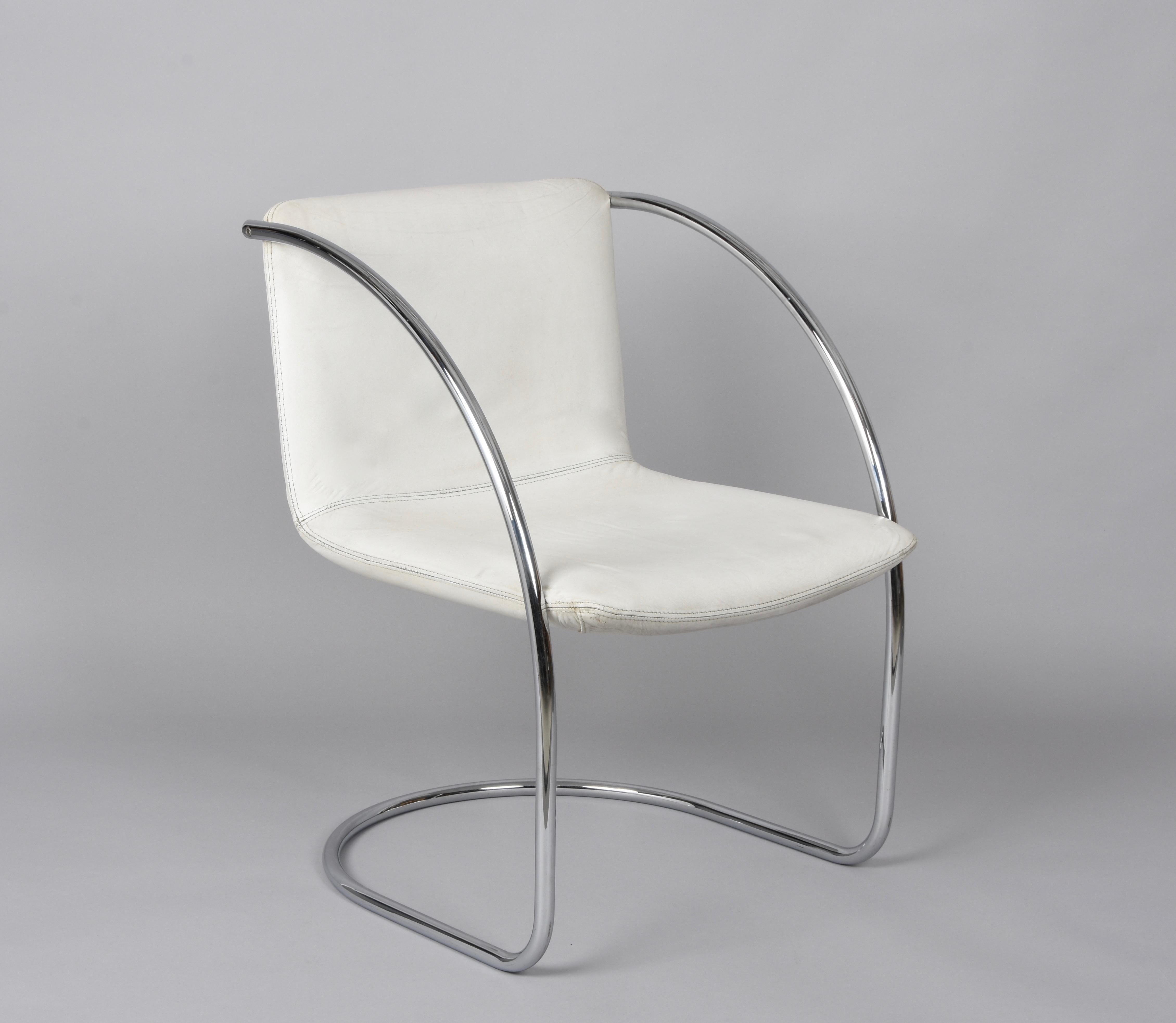 Marvellous midcentury lounge chair with tubular steel frames and white leather seat. The 