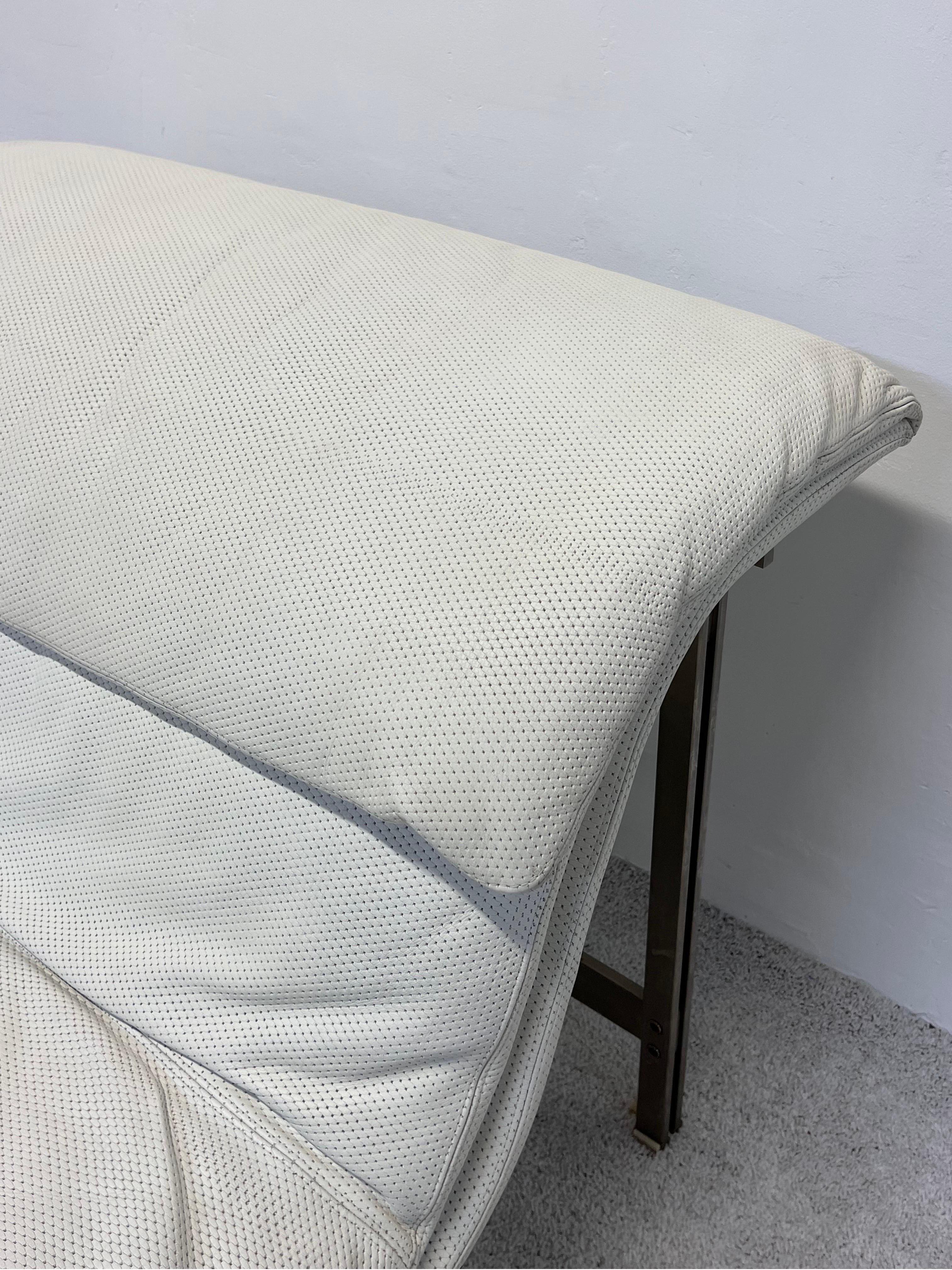 Giovanni Offredi White Leather Onda Wave Chaise Lounge for Saporiti 3