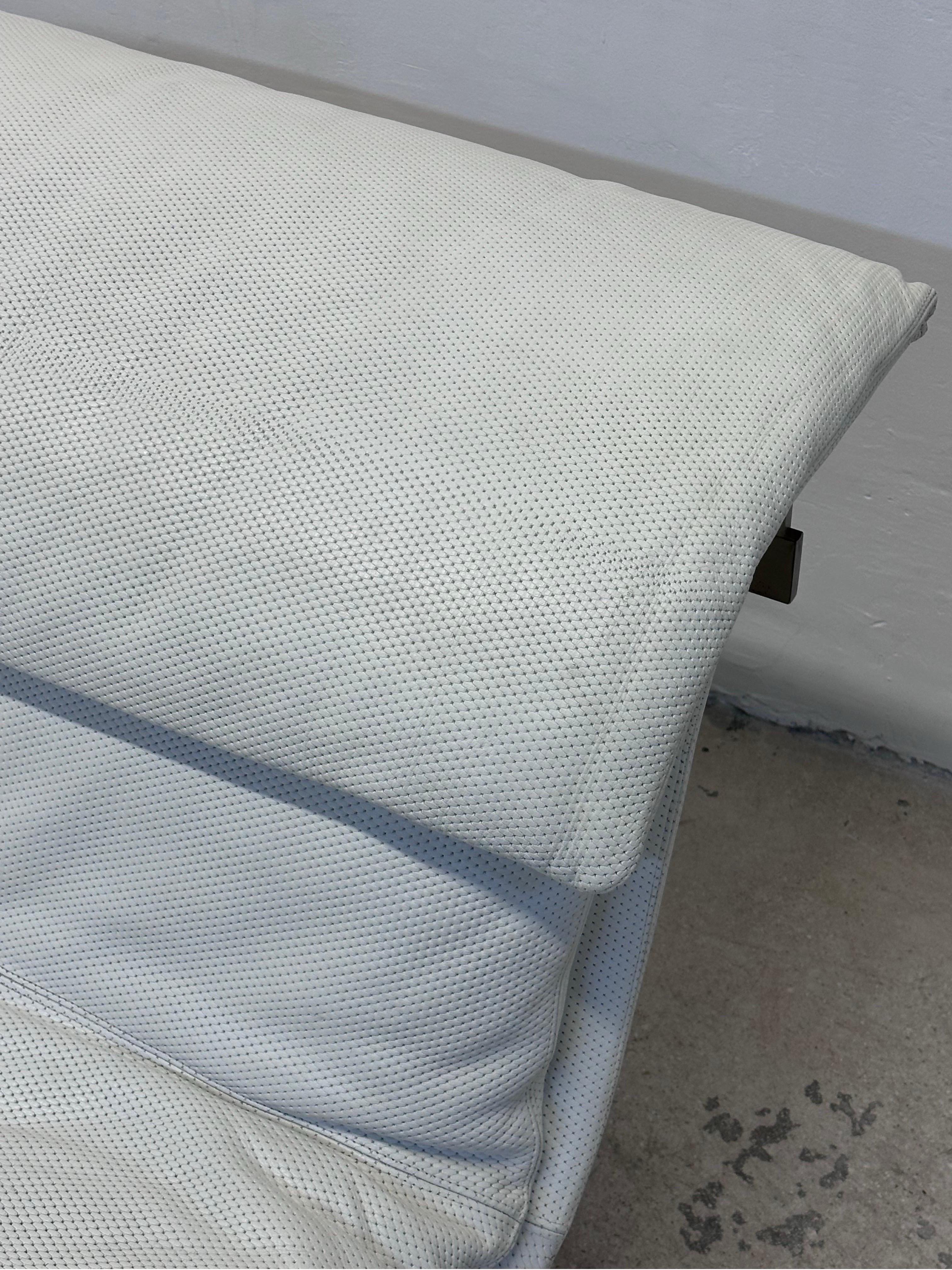 Giovanni Offredi White Leather Onda Wave Lounge Chair for Saporiti For Sale 4