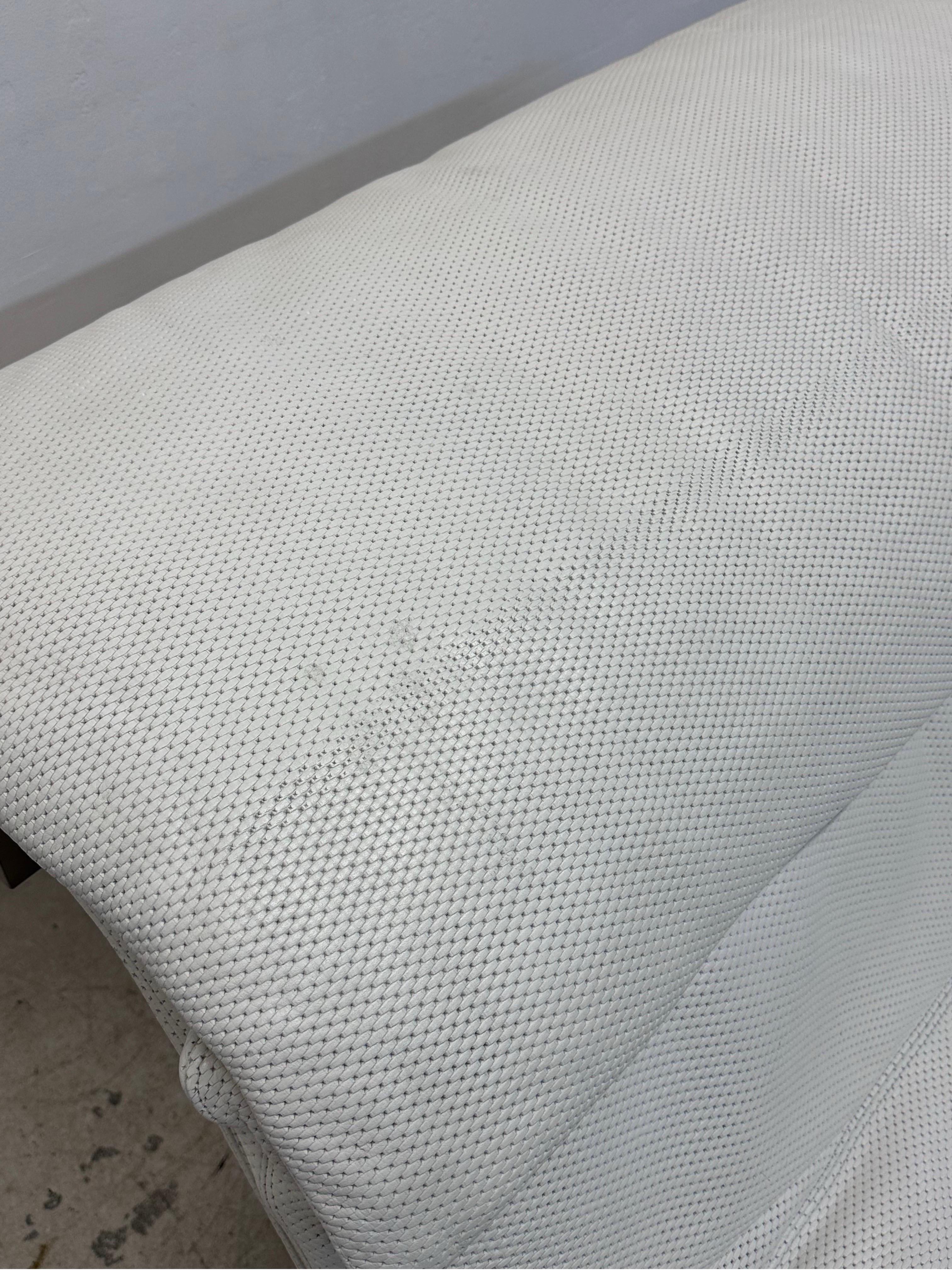 Giovanni Offredi White Leather Onda Wave Lounge Chair for Saporiti For Sale 5