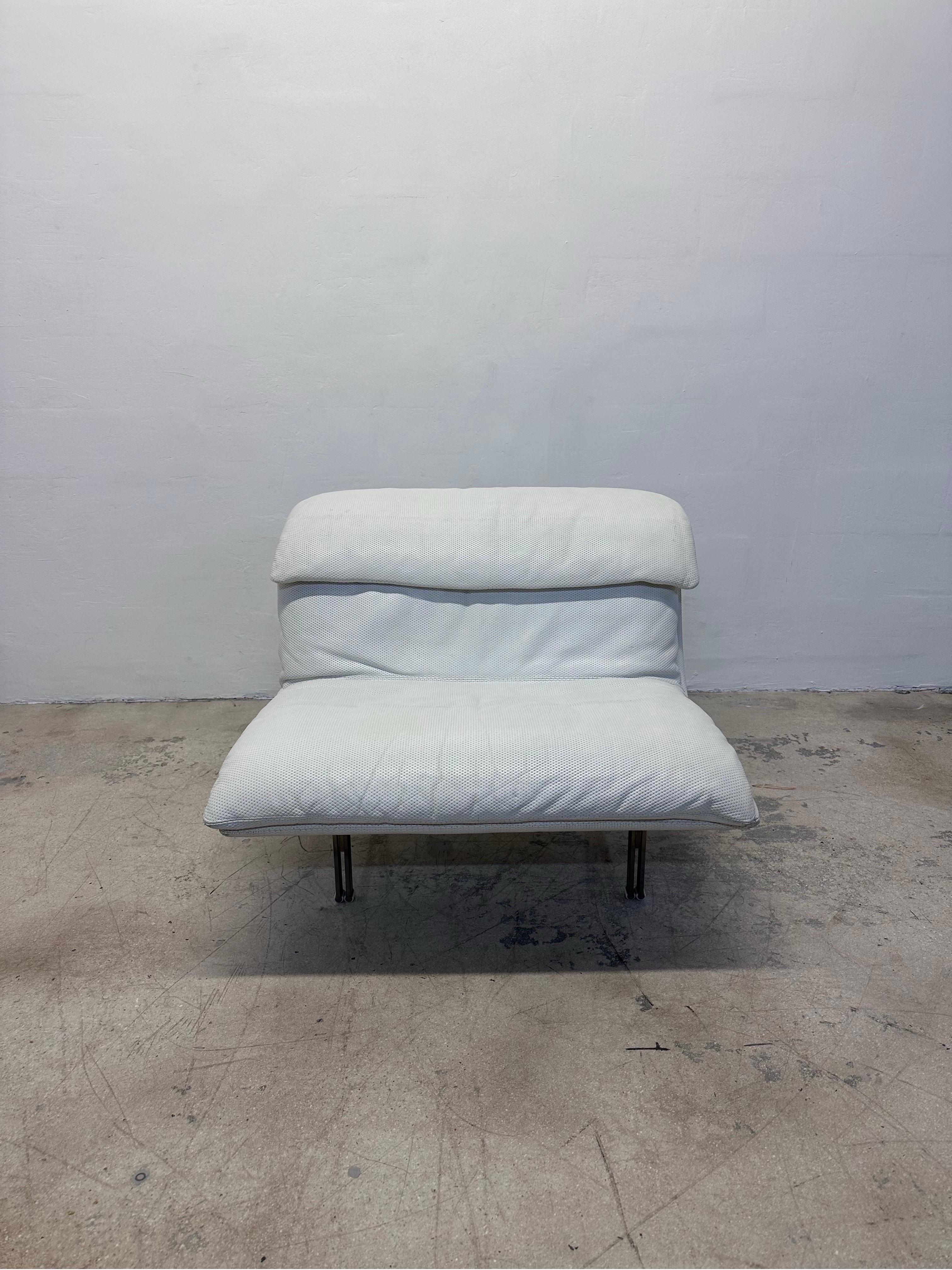 Chaise longue Onda wave en cuir blanc perforé avec coussin original de Giovanni Offredi pour Saporiti Italia. Conserve le Label d'origine.

Le cuir a été professionnellement nettoyé, blanchi et conditionné pour le rendre aussi proche que possible de