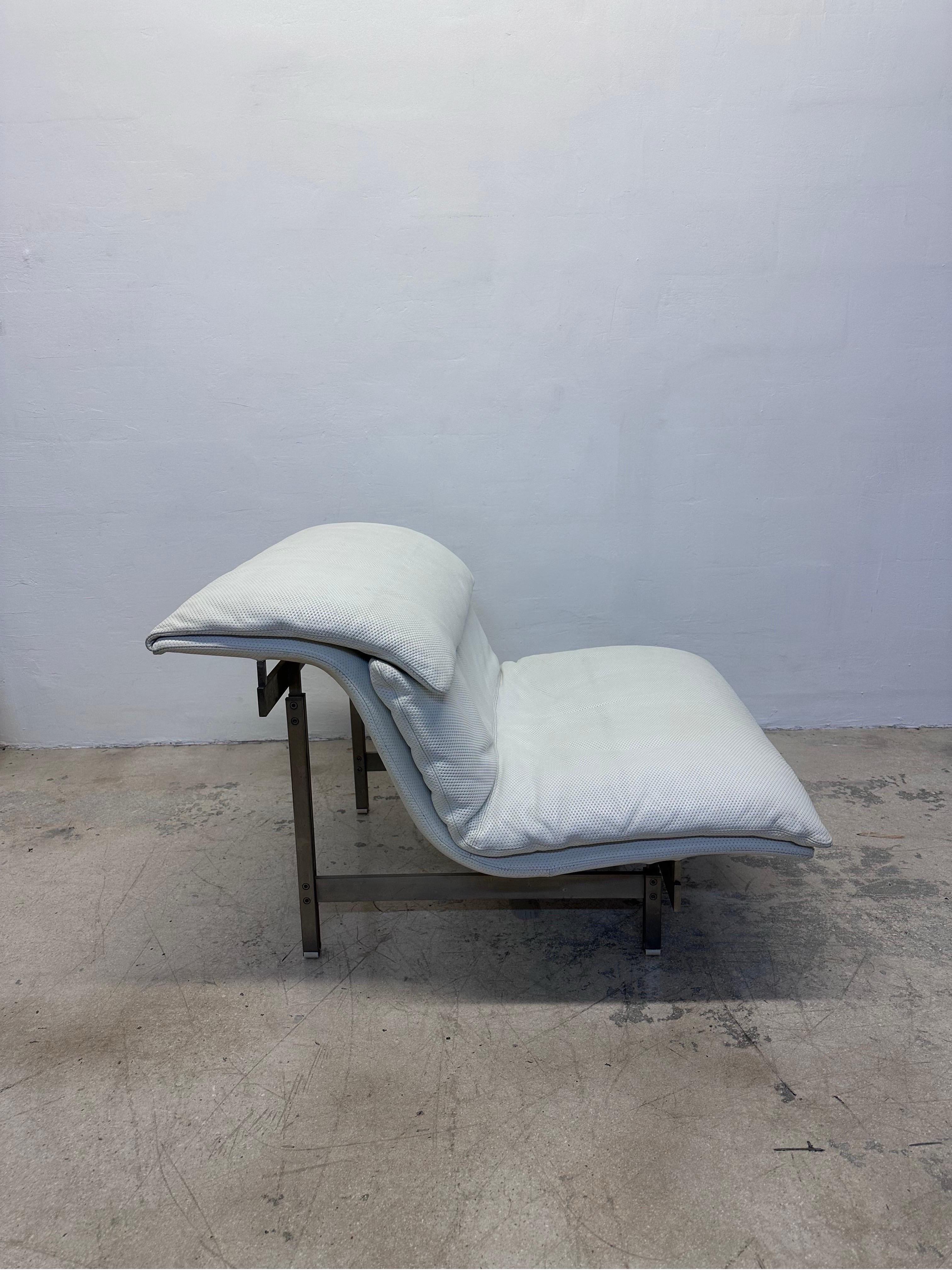 Italian Giovanni Offredi White Leather Onda Wave Lounge Chair for Saporiti For Sale