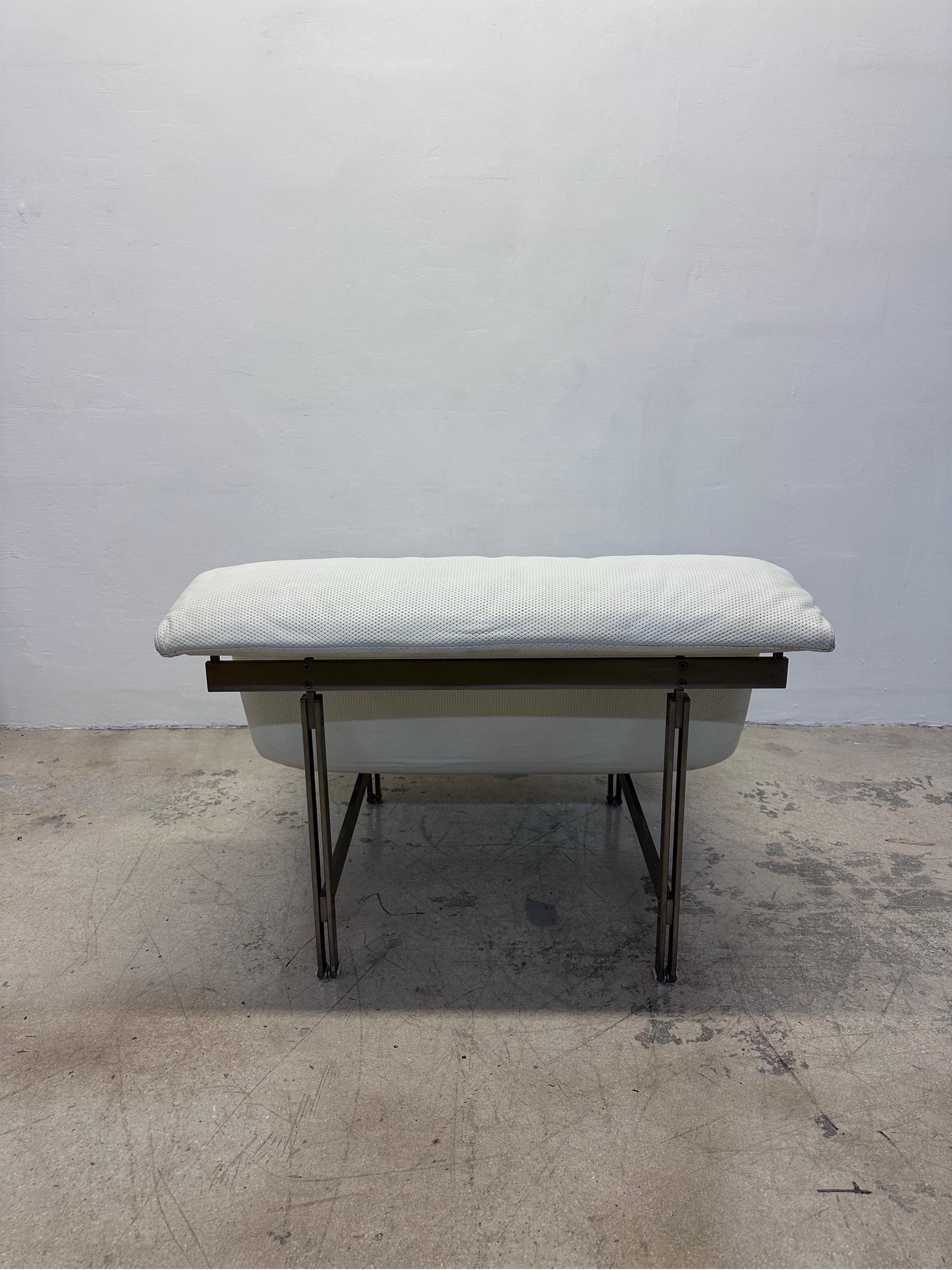 Giovanni Offredi White Leather Onda Wave Lounge Chair for Saporiti In Good Condition For Sale In Miami, FL