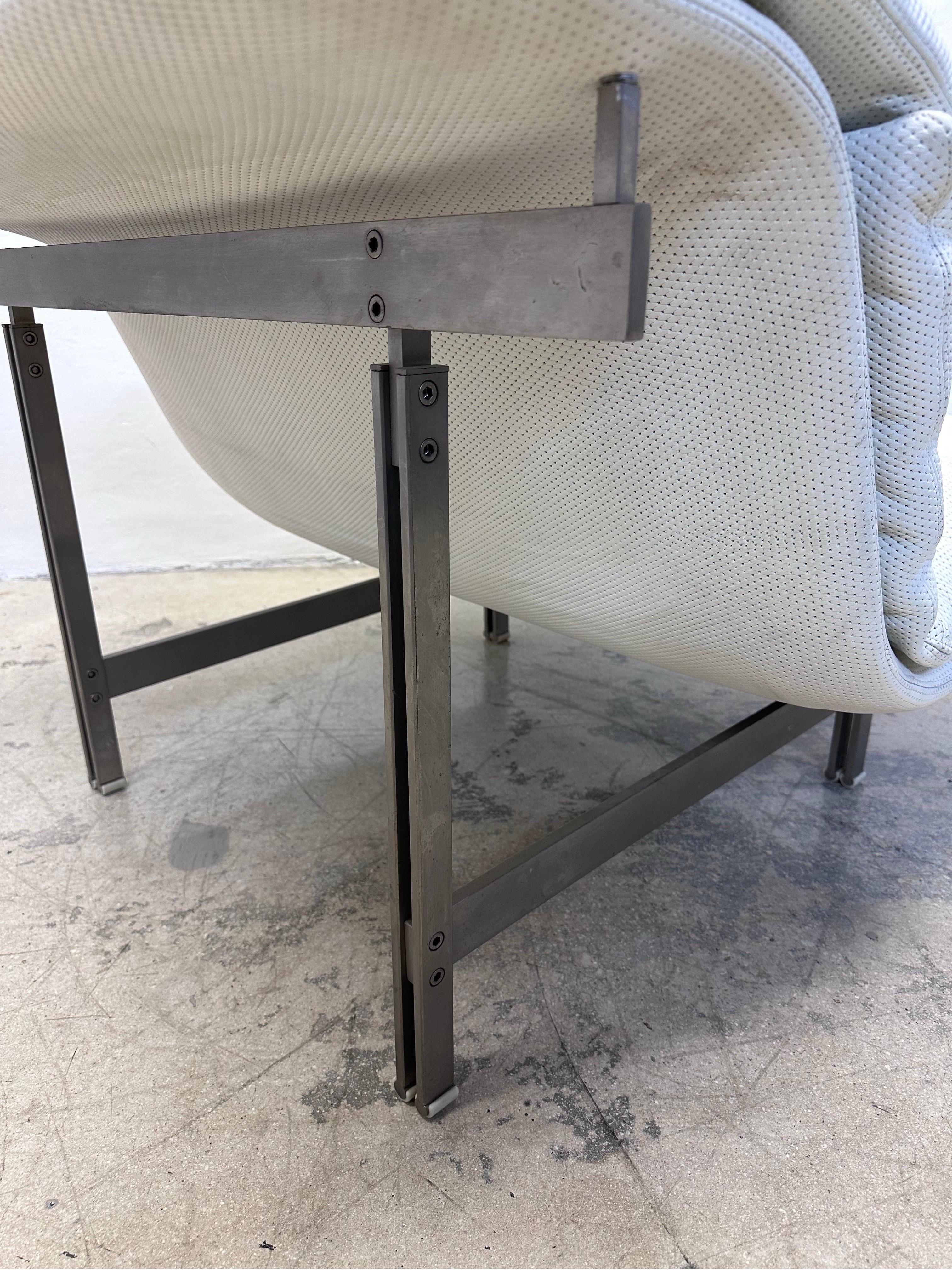 Giovanni Offredi White Leather Onda Wave Lounge Chair for Saporiti For Sale 1