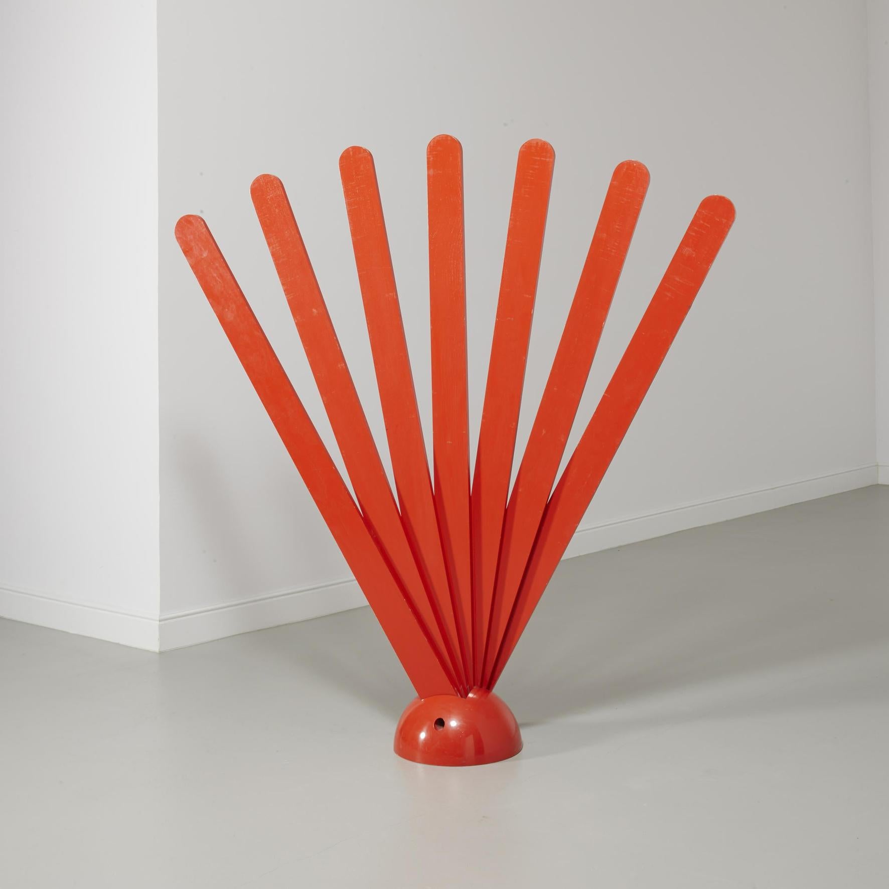 A red lacquered coat hanger made of seven adjustable and foldable stems on a half spherical base.
Produced by Tarzia.
Candolo, Italy,
circa 1975.


Literature :
Domus n°546, May 1975, p.45.