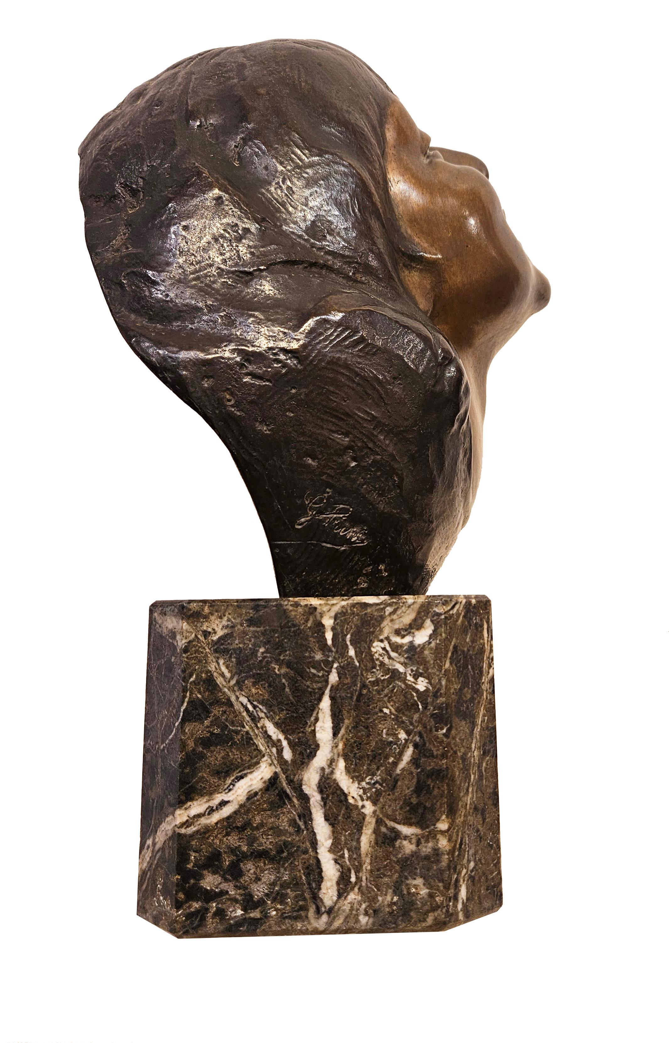 Porträt der Tochter Anna (Gold), Figurative Sculpture, von Giovanni Prini