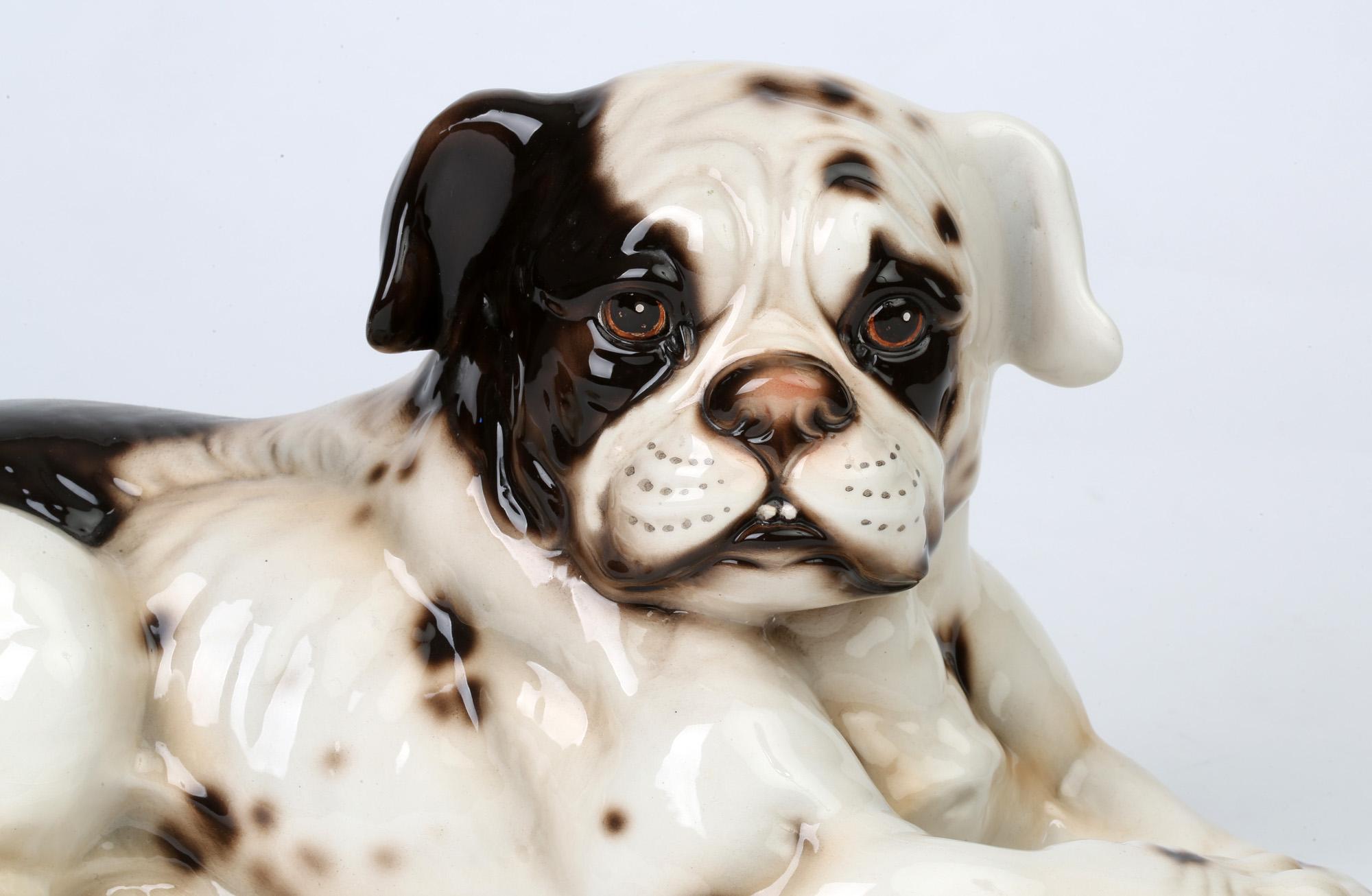 Eine schöne italienische Keramikfigur eines ruhenden Hundewelpen aus der Mitte des Jahrhunderts von Giovanni Ronzan. Diese Figur ist gut modelliert mit geformten und bemalten Merkmalen. Der Hund hat gemalte Herstellermarken auf der Basis zusammen