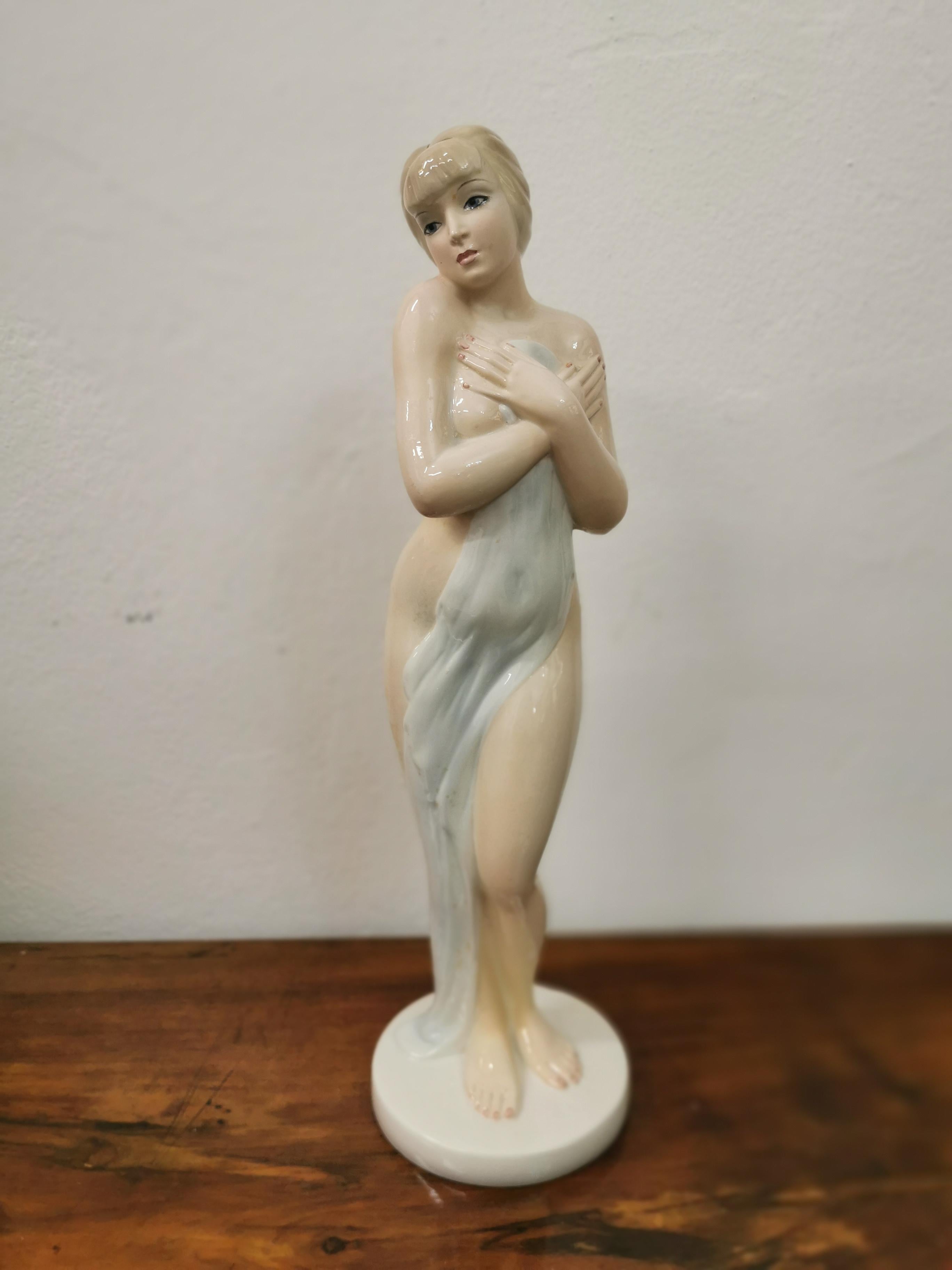 A beautiful and great Italian figure of Giovanni Ronzan. An elegant and Classical Roman or Greek female figure, elegant, with soft colors, with brilliant splendor. Very expressive.
Marked on the bottom.
In good condition.
Measures: Height 46 cm.