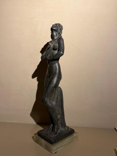 Statue figurative en bronze onyx représentant un nu féminin italien du 20e siècle
