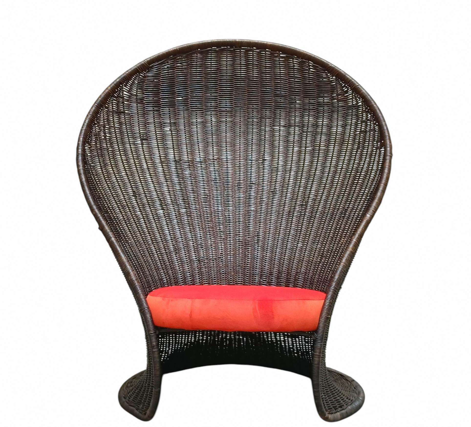 Poltrona Mod.  Foglia di Giovanni Travasa per la famosa Ditta Italiana Vittorio Bonacina anni '70. Struttura in rattan e seduta con nuovo rivestimento in tessuto arancio.
 Architetto per professione, designer per gioco, Giovabnni Travasa ha