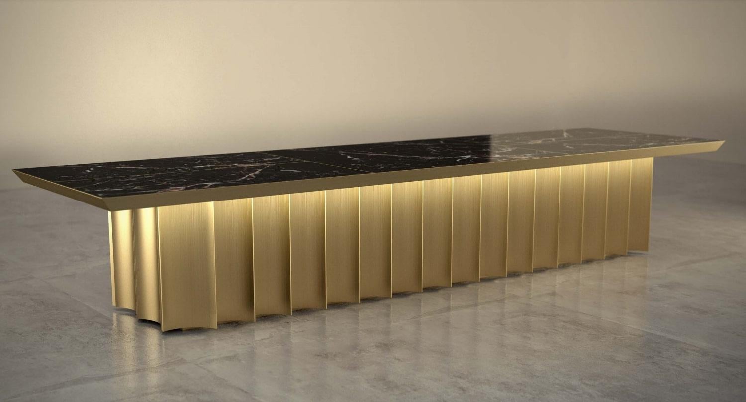 Moderne Table de salle à manger Giovannozzi « WAVES » en marbre et finition en métal laiton - Italie en vente