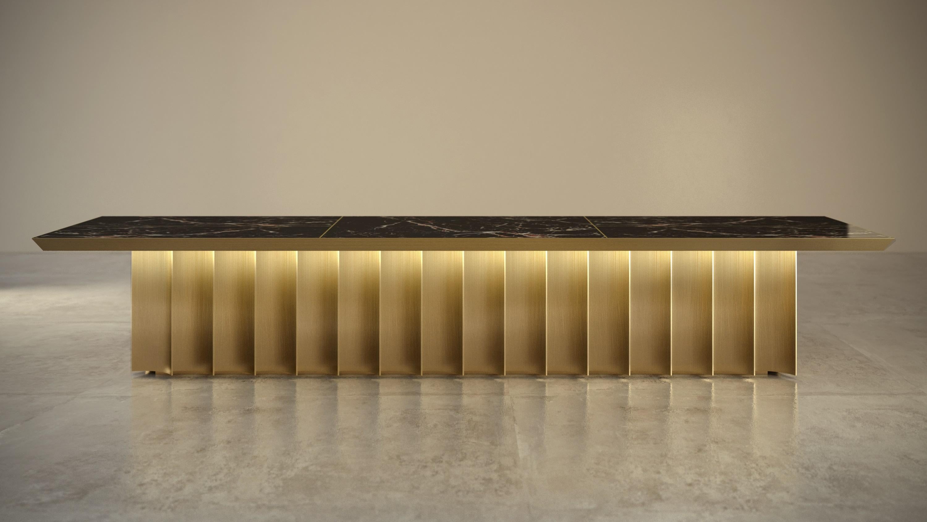 italien Table de salle à manger Giovannozzi « WAVES » en marbre et finition en métal laiton - Italie en vente