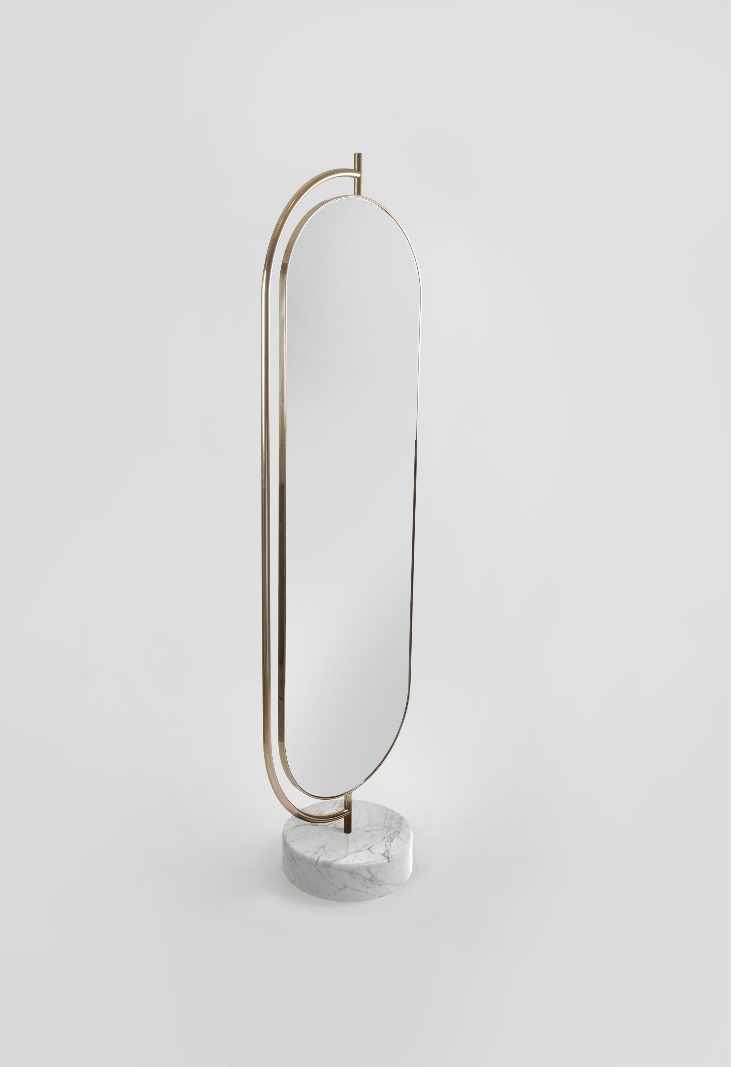 Giove est un miroir pleine longueur soutenu par une base en marbre poli avec une élégante structure métallique. Le dos du miroir peut être recouvert d'un certain nombre de tissus différents. Giove peut tourner à l'intérieur du cadre métallique,