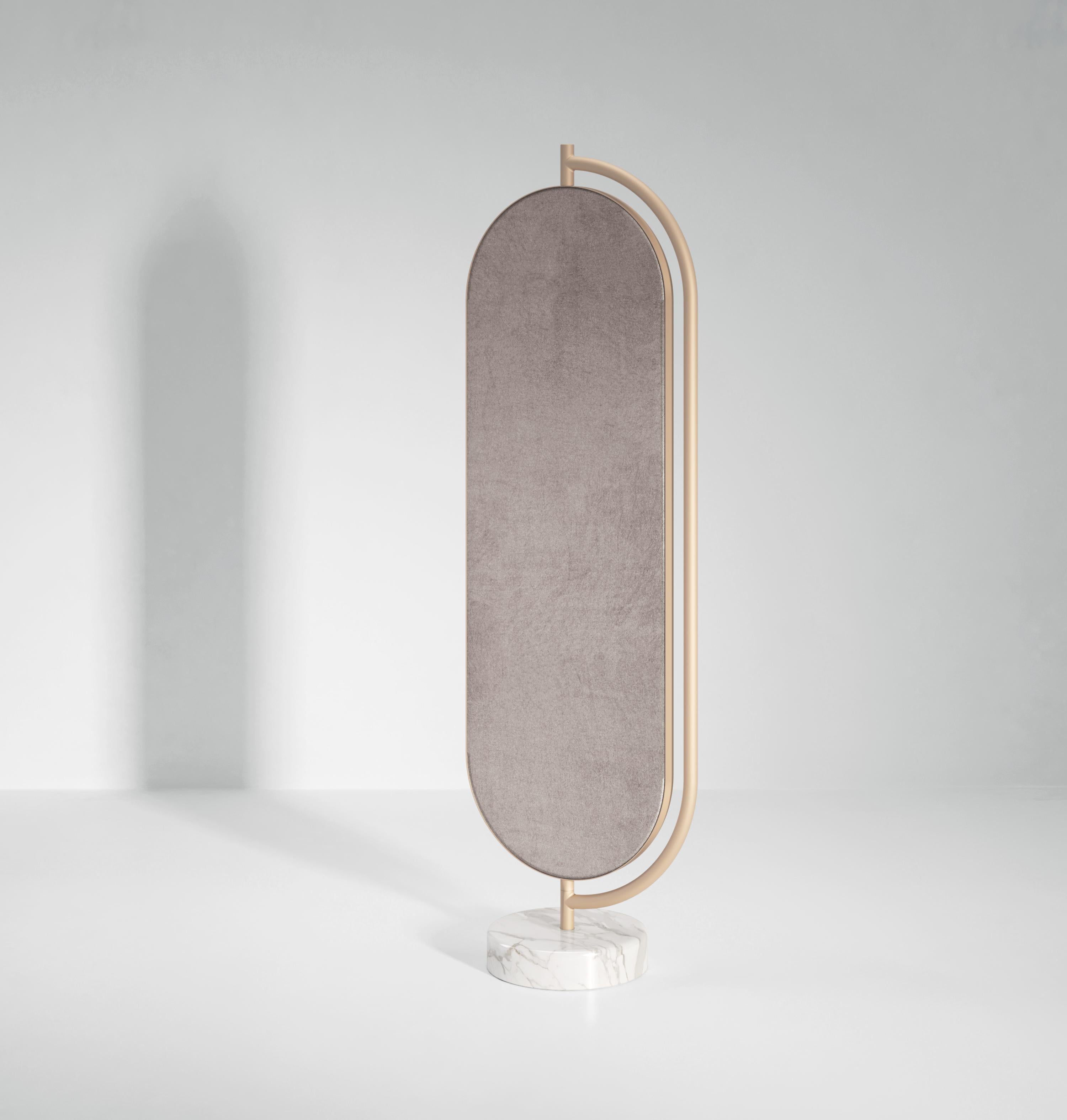 Giove è uno specchio a figura intera sostenuto da una base in marmo lucido con un'elegante struttura in metallo. Il retro dello specchio può essere rivestito con diversi tessuti. Giove può ruotare all'interno della struttura metallica, offrendo