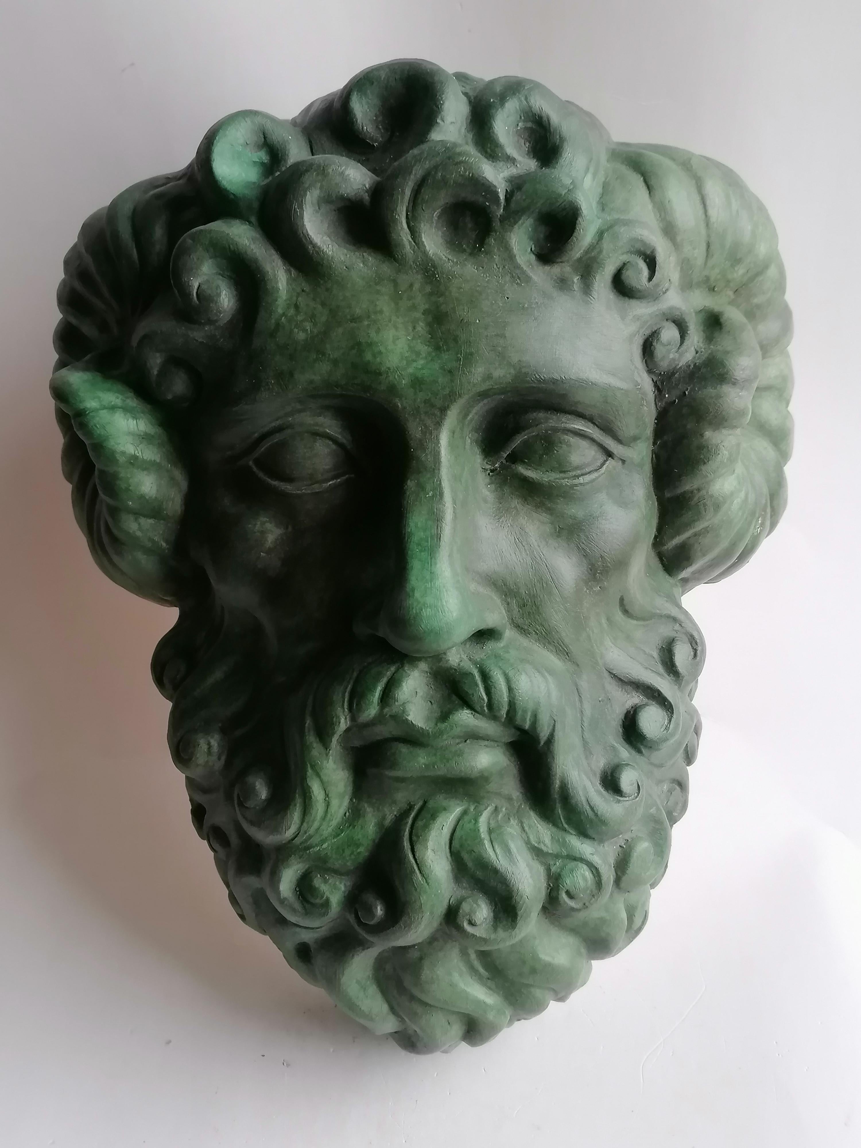 Jupiter Hammon, Zeus Hammon, Keramik Jupiter, Keramikmaske
Jupiter Hammon - Wandmaske - handmodelliert auf feuerfester Keramik, Bronze patiniert.
abmessungen: H 33 x 29 x 15 cm  kg 4
originalschöpfung von Laboratorio Todini - Tarquinia-Italien
mit
