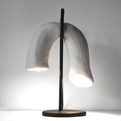 Ģipsis №4 Lampe de table en plâtre, peinture, Oak, laiton et fil de fer par Dace Sūna.