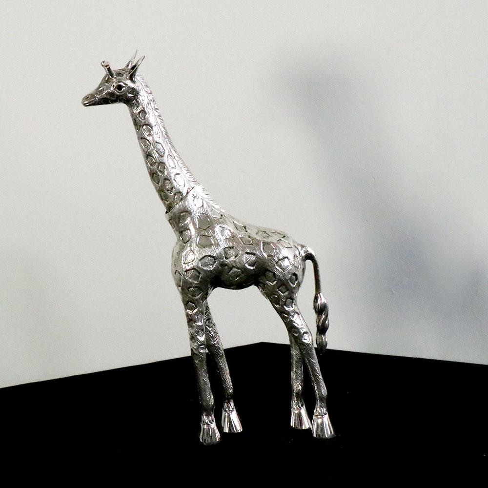 Die Giraffe Nr. 1 von Alcino Silversmith 1902 ist ein handgefertigtes Stück aus 925er Sterling Silber mit gedrehtem Kopf, gehämmert und gemeißelt von exzellenten Handwerkern, was diesem Stück eine viel höhere zukünftige Wertschätzung verleiht.

In