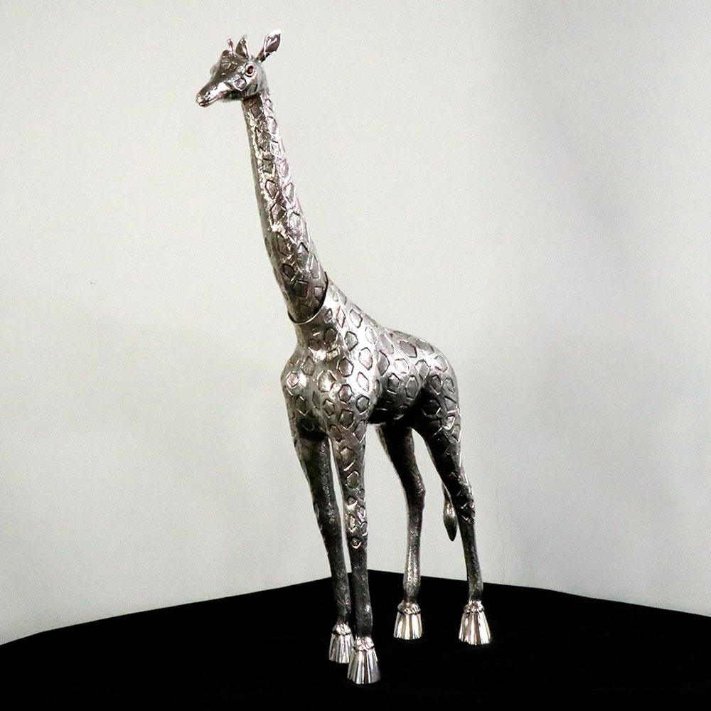 Girafe nº 5 d'Alcino Silversmith 1902 est une pièce artisanale en argent sterling 925 avec cou articulé, martelée et ciselée par d'excellents artisans, donnant à cette pièce une valorisation future beaucoup plus élevée.

Dans nos collections