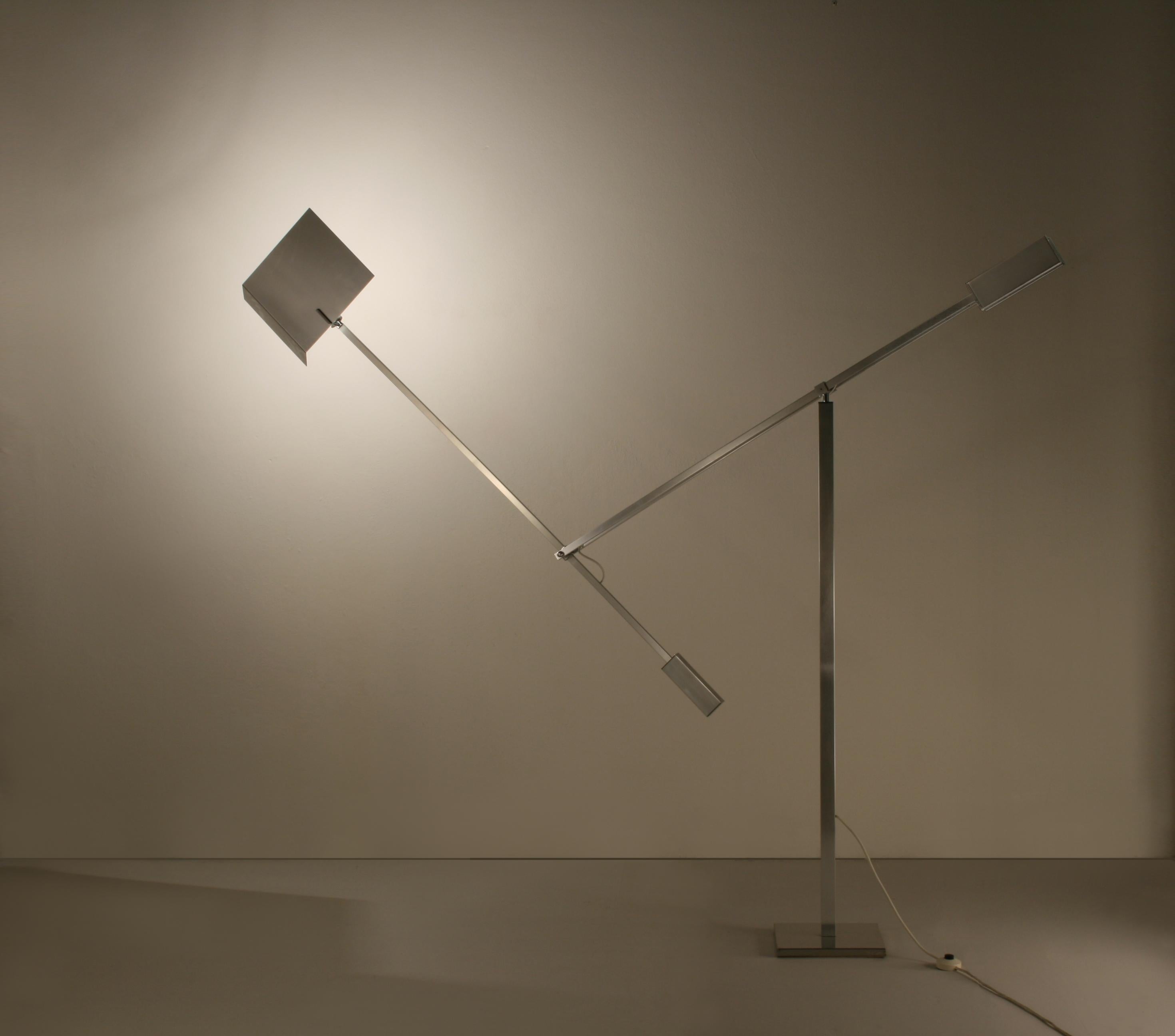 Genius, intuition, balance. Giraffa is an adjustable and extendable aluminum floor lamp with chromed brass details. A system of counterweights makes it possible for the lamp to be placed in endless configurations. A boom microphone used in TV