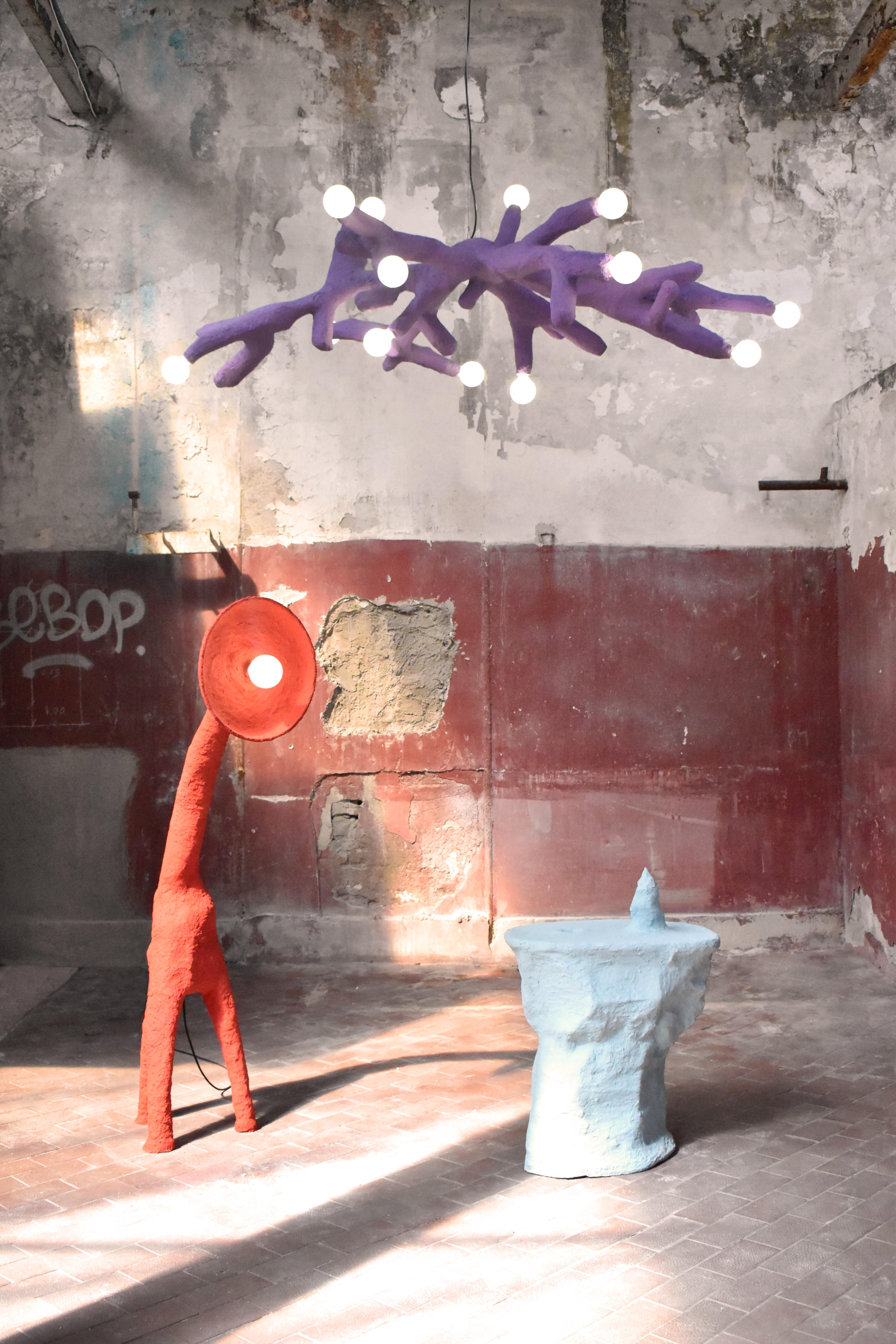 giraffa con lampadario in bocca