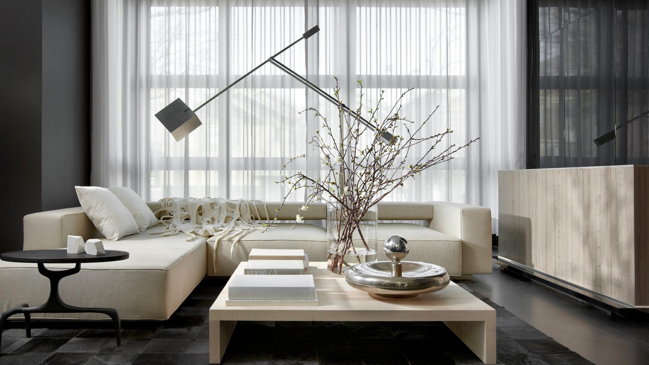 Genius, intuition, balance. Giraffa is an adjustable and extendable aluminum floor lamp with chromed brass details. A system of counterweights makes it possible for the lamp to be placed in endless configurations. A boom microphone used in TV