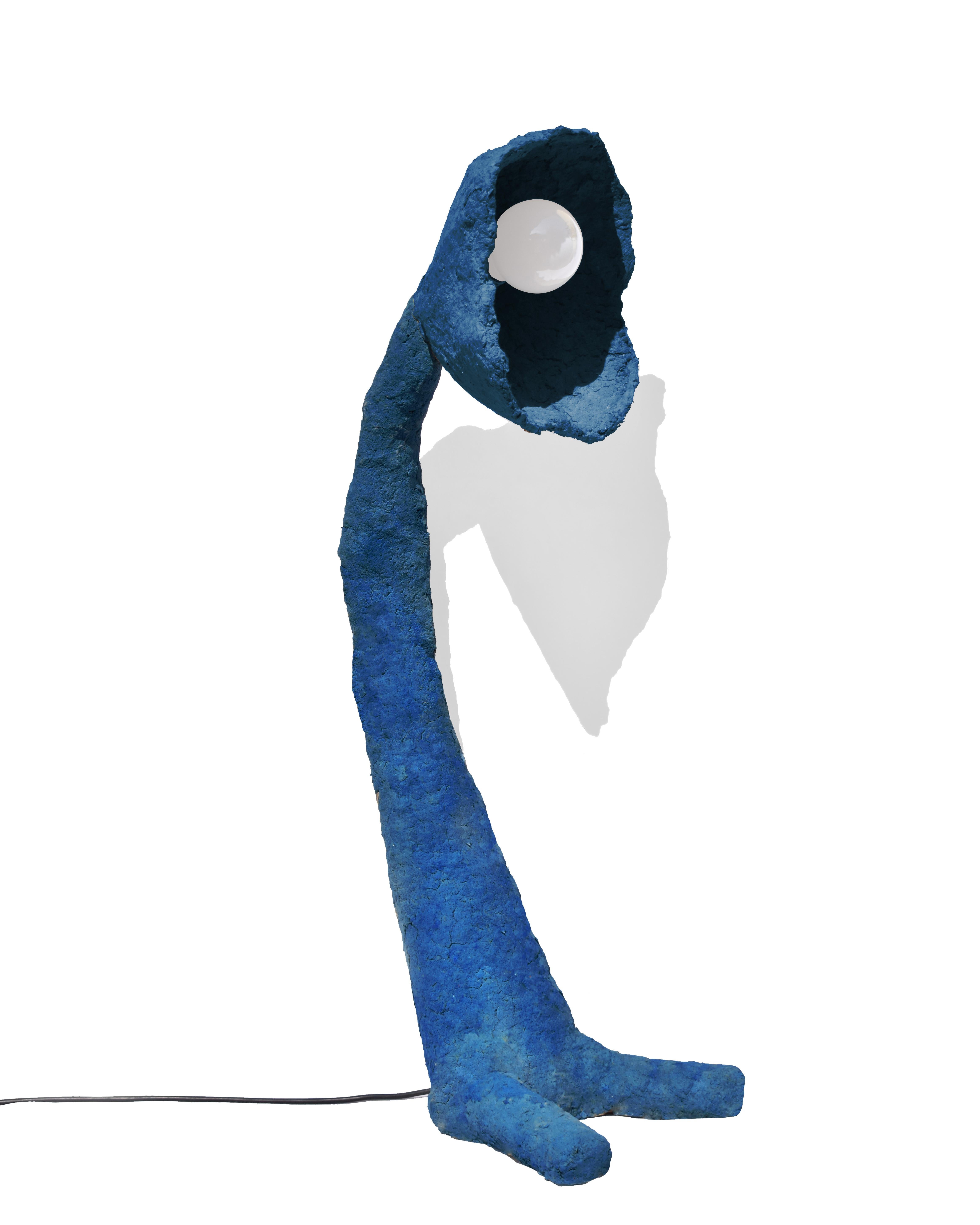 A paper artwork that criticizes mass production and promotes eco-sustainable design. Its unique giraffe-inspired design is a reminder of the importance of stopping and adopting sustainable practices. Made with artisan care, it exudes a warm light