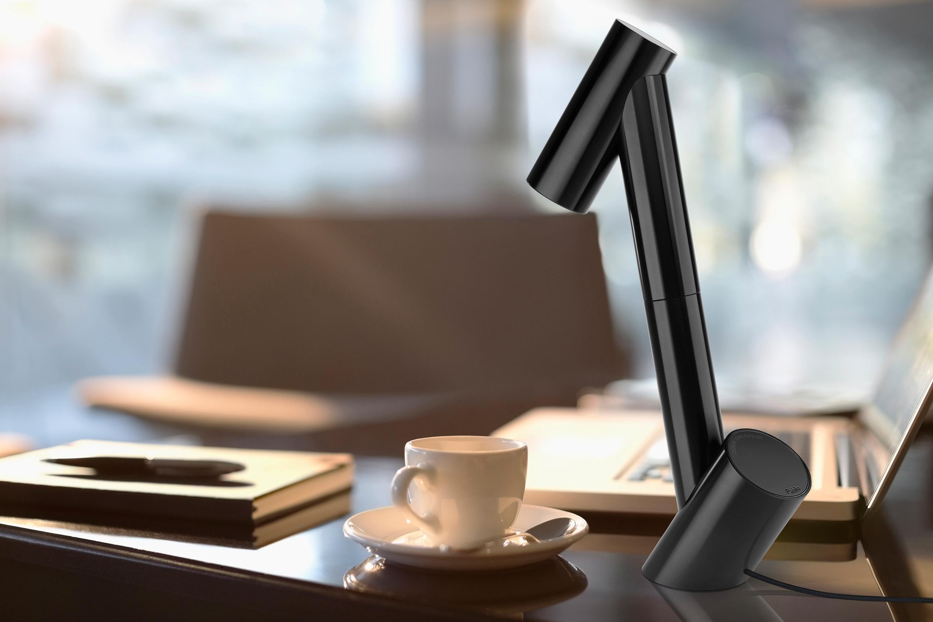 Smart and playful, Giraffa’s endearing personality and versatile design are at home anywhere: on your desk, atop a nightstand, or tucked into a cozy reading nook. A 360° rotating shade combined with an angled post provides multiple lighting