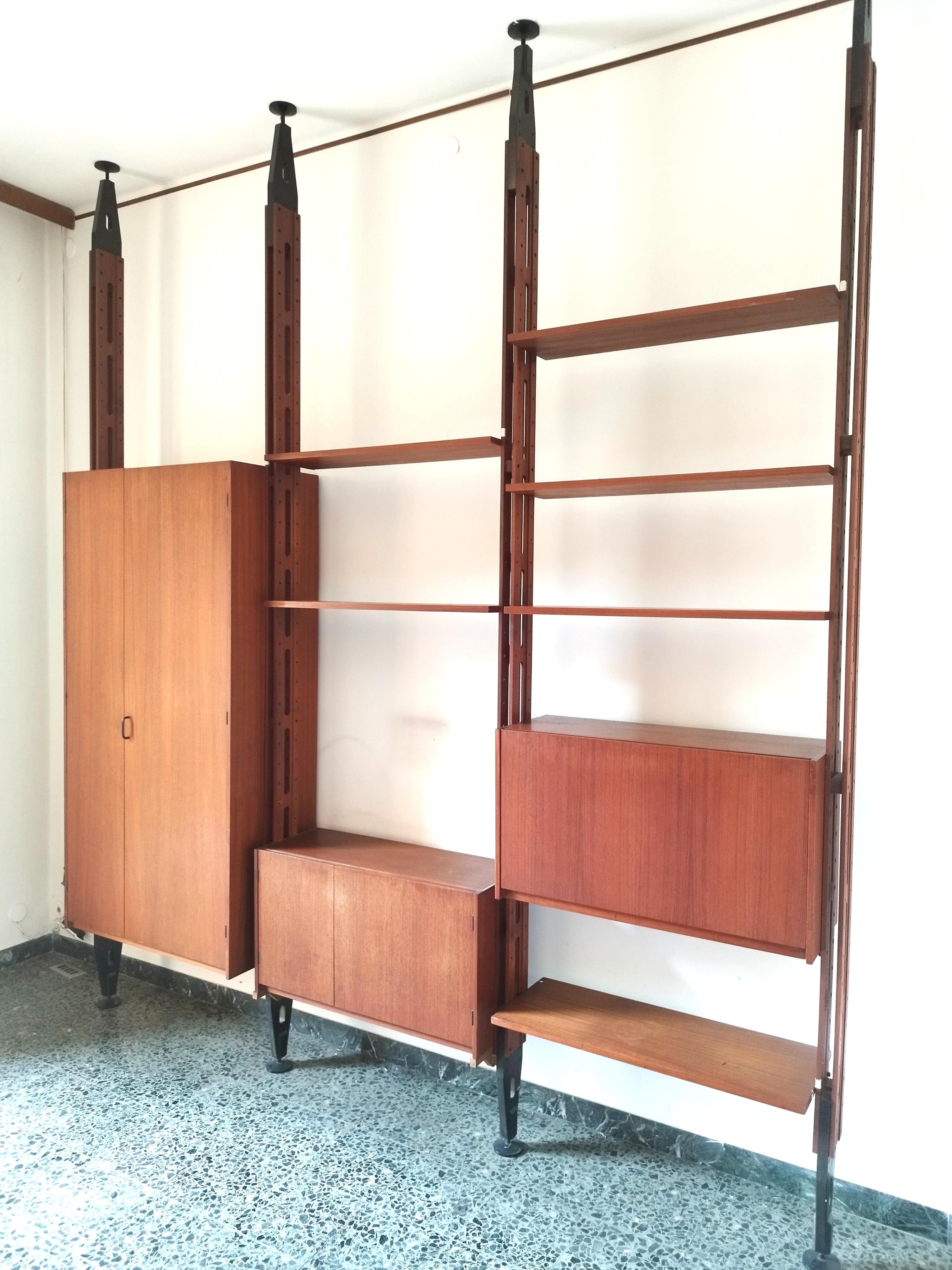 Floor-to-ceiling adjustable bookshelf, Giraffe model by Paolo Tilche for Arform. Composed of two cabinets, various shelves, and a wardrobe. The wardrobe with two floor-to-ceiling uprights can be sold separately. The bookshelf can be integrated with