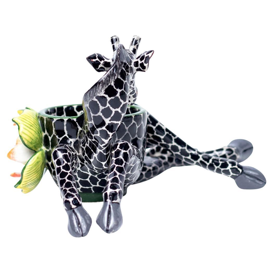 Portauovo Giraffa
Dipinto a mano da Slie e scolpito da Sfiso

Il portauovo Giraffe è un affascinante pezzo d'arte in ceramica realizzato a mano dagli abili artigiani Slie e Sfiso di Love Art Ceramic in Sudafrica. Con dimensioni di 3 pollici di