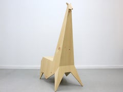 Giraffenstuhl mit hoher Rückenlehne