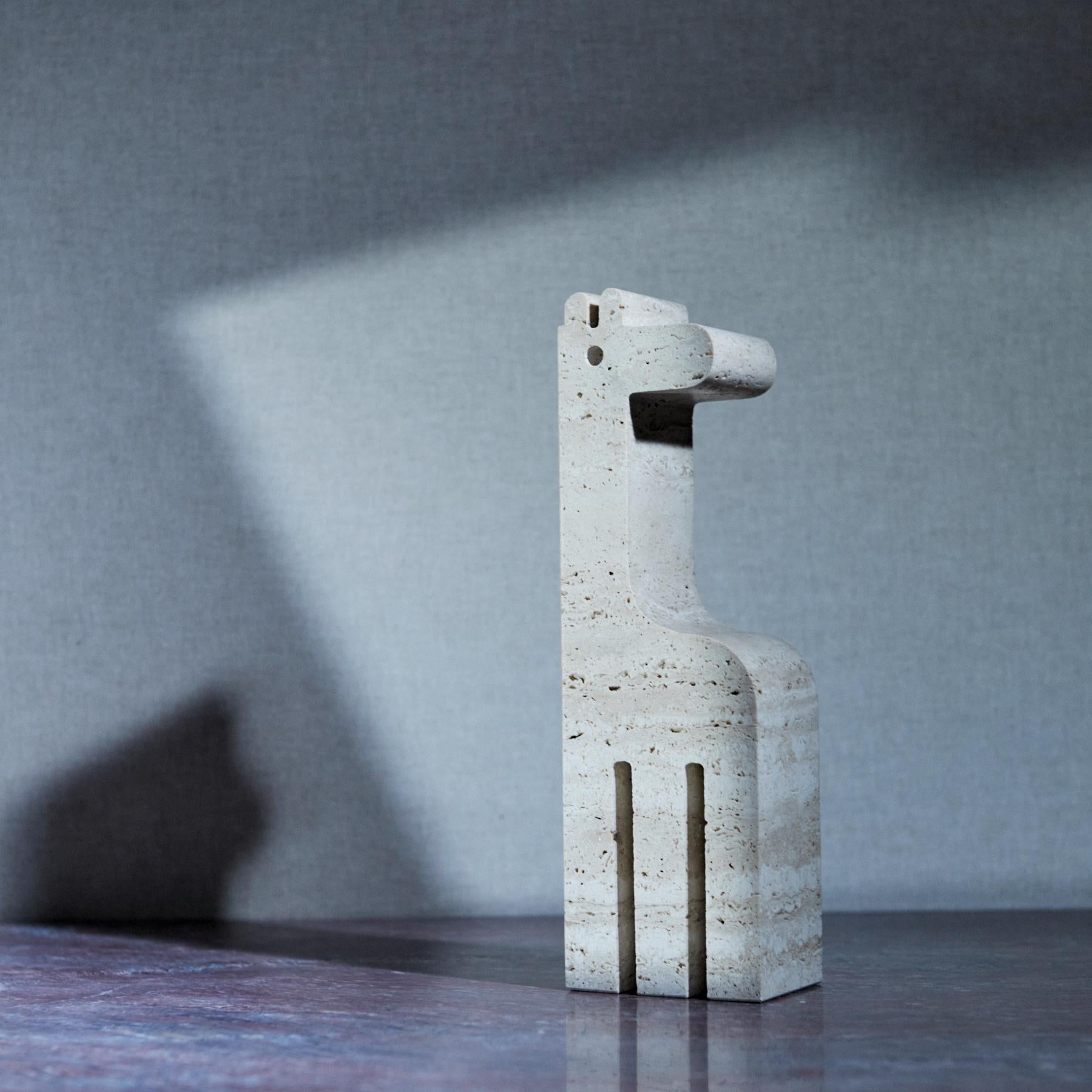 Giraffenskulptur aus echtem Travertin aus Rapolano (Toskana), hergestellt von dem bekannten italienischen Designer Fratelli Mannelli in den 1970er Jahren. 

Neben Figuren von Fratelli Mannelli bieten wir eine Kuration sorgfältig ausgewählter