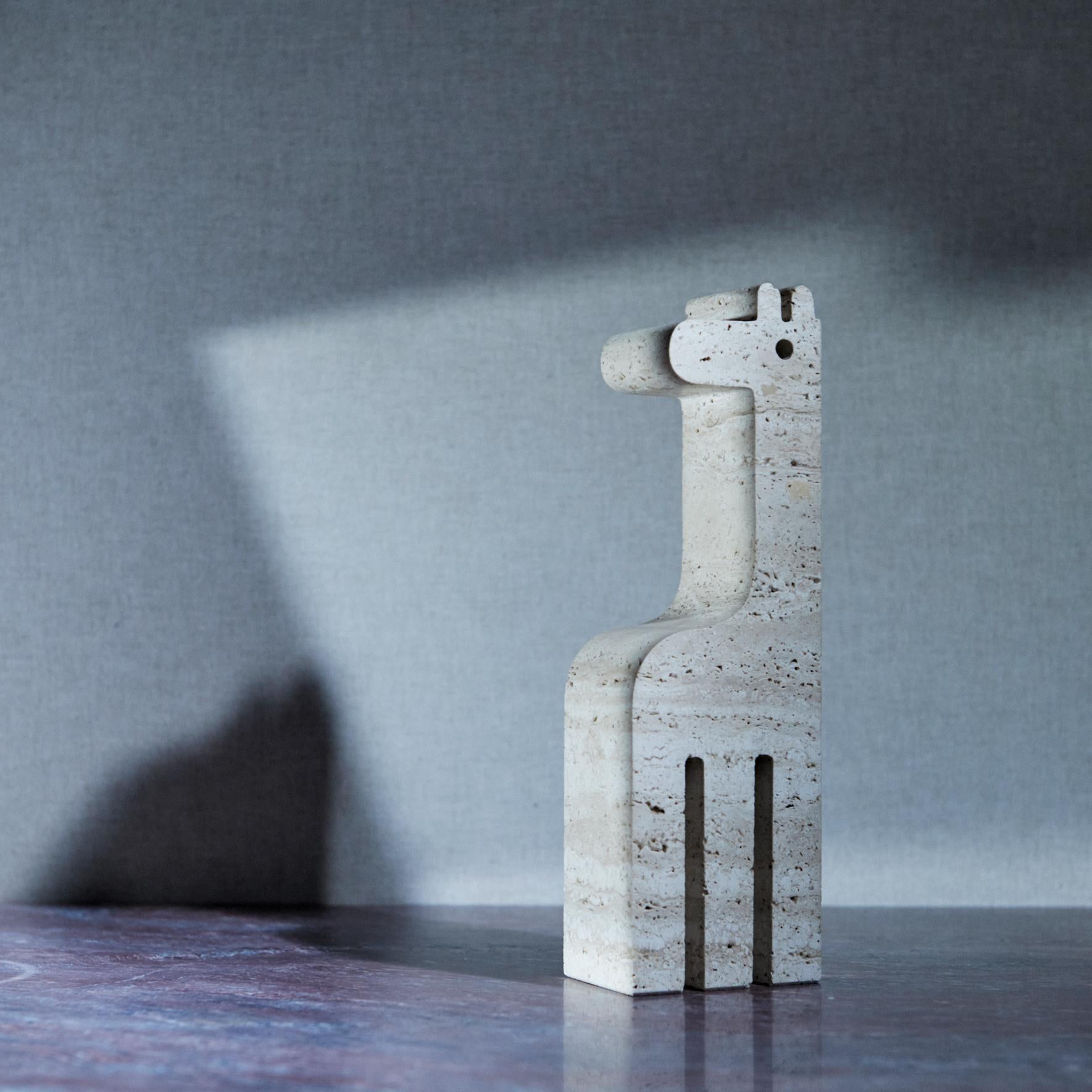 Giraffe figurine made of travertine marble by Fratelli Mannelli In Excellent Condition For Sale In Berlin, BE