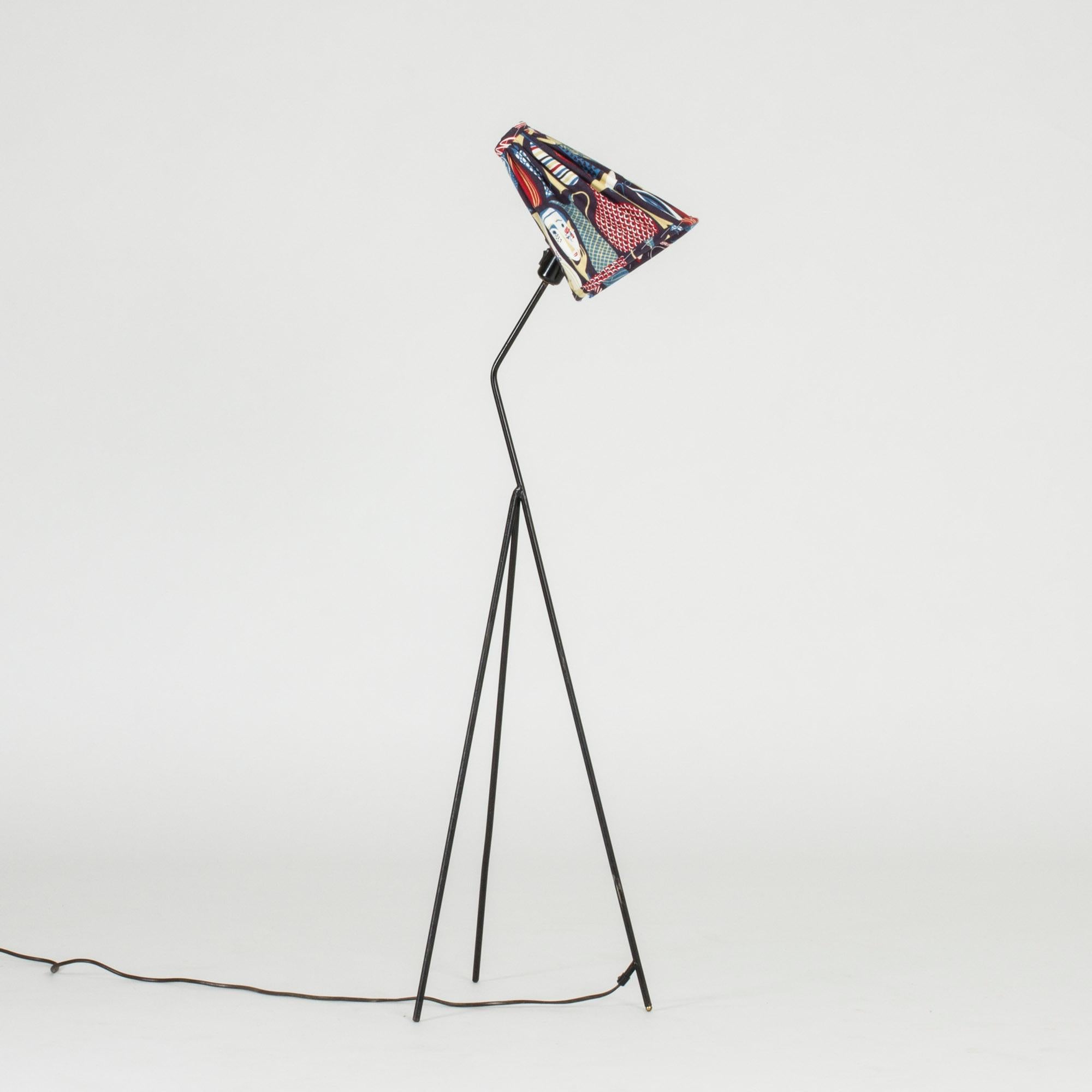 Cool and friendly “Giraffe” floor lamp by Hans Bergström for Ateljé Lyktan. Cheeky 1950s design with a shade made from vintage Stig Lindberg fabric, in the way these lamps were originally sold. Frame made of black lacquered metal.