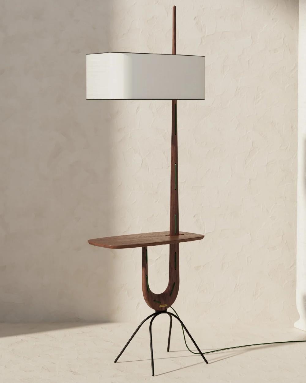 Disegnata nel 1952, con la sua silhouette slanciata, al tempo stesso elegante e all'avanguardia, la lampada da terra Giraffe Tablet incarna perfettamente lo spirito di innovazione della casa Rispal.

Finitura: Noce francese

DIMENSIONI:
H. 168 x P.