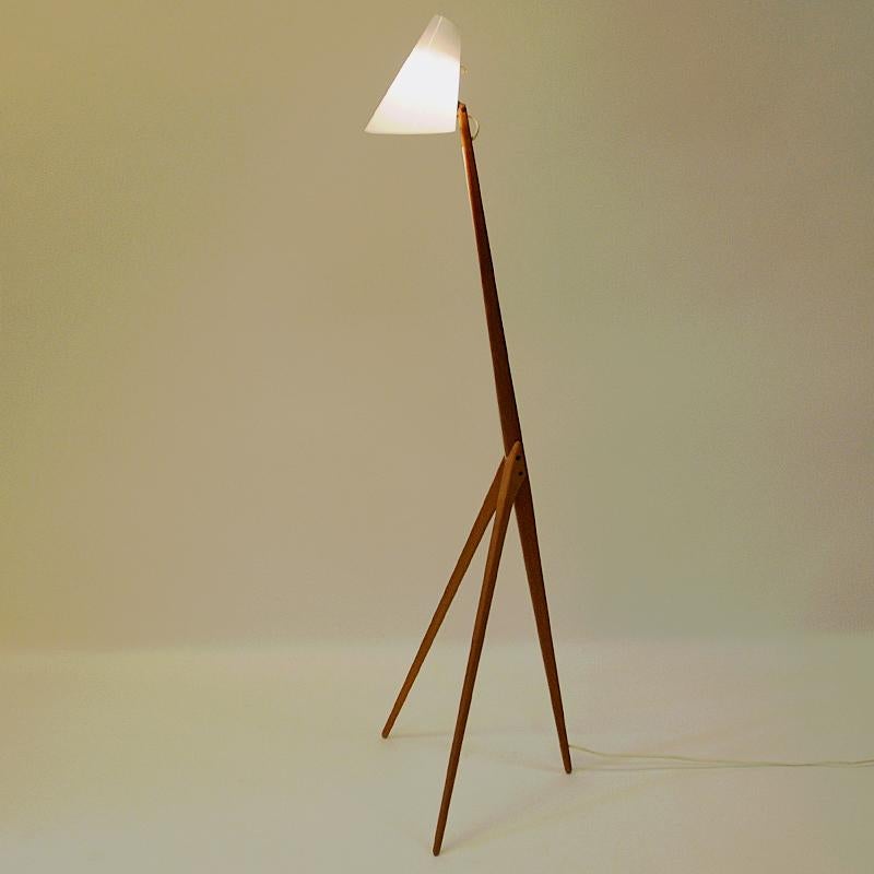 Vintage teak Giraffe floor lamp by Uno and Östen Kristiansson made for Luxus, Sweden in the 1950s. Solid teak with a white acrylic shade. The electrical cord is nicely fitted into the middle all the way down the back leg.
Measures: 140 cm H x 45 cm