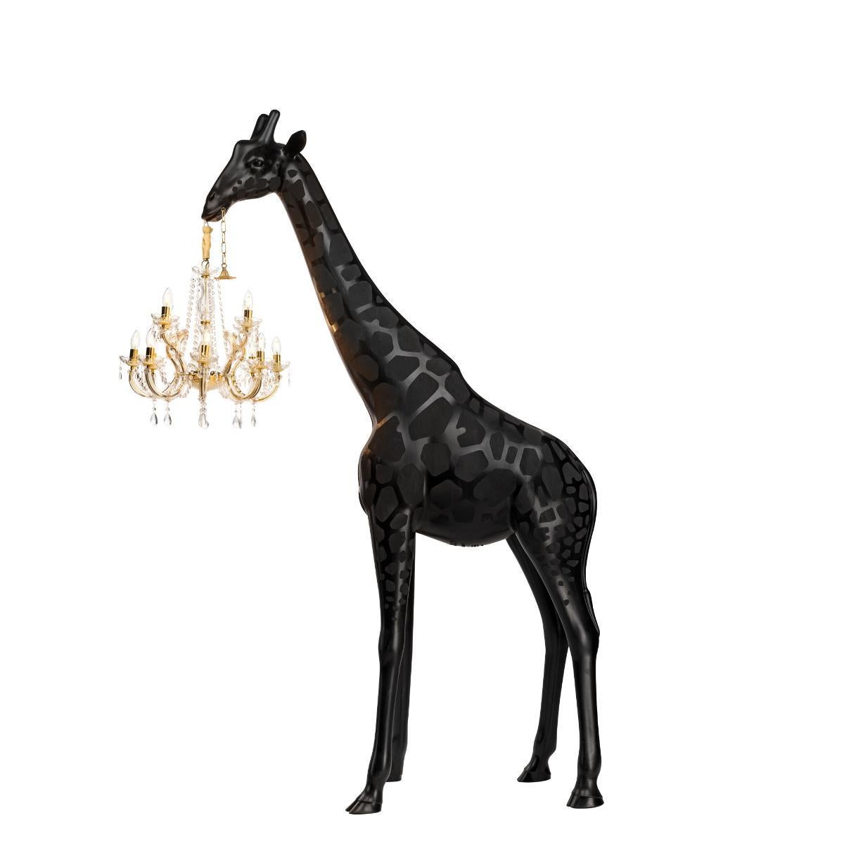 Progettata da Marcantonio, Giraffe in Love M Indoor è una lampada a giraffa che sorregge un lampadario classico in stile Marie-Thérèse, alto 2,65 metri, una dimensione che le permette di entrare nelle case di tutti. Audace ed elegante, sarà
